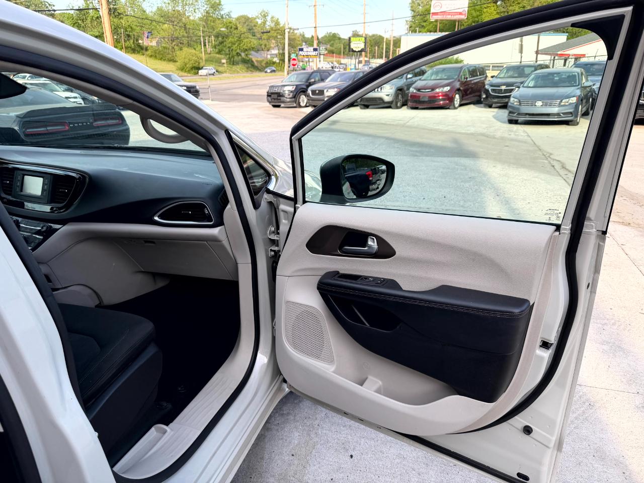 Chrysler Pacifica LX 2017