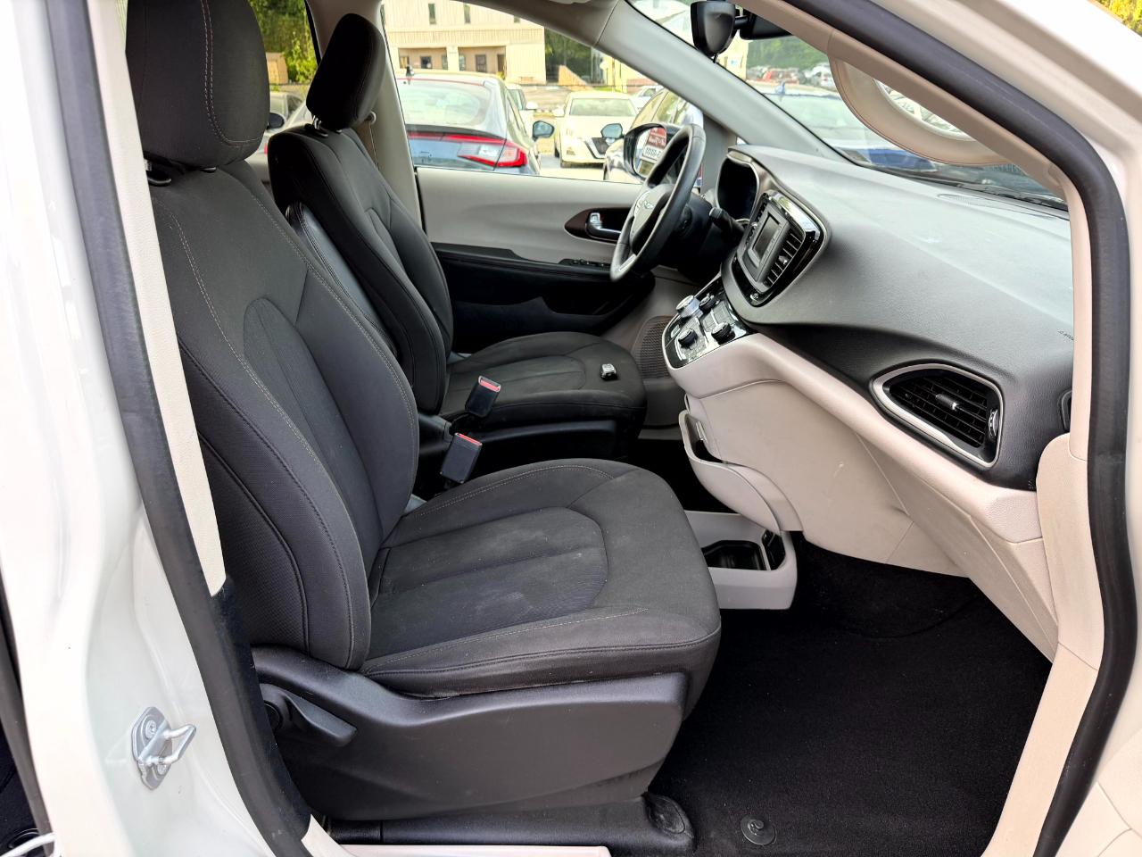 Chrysler Pacifica LX 2017