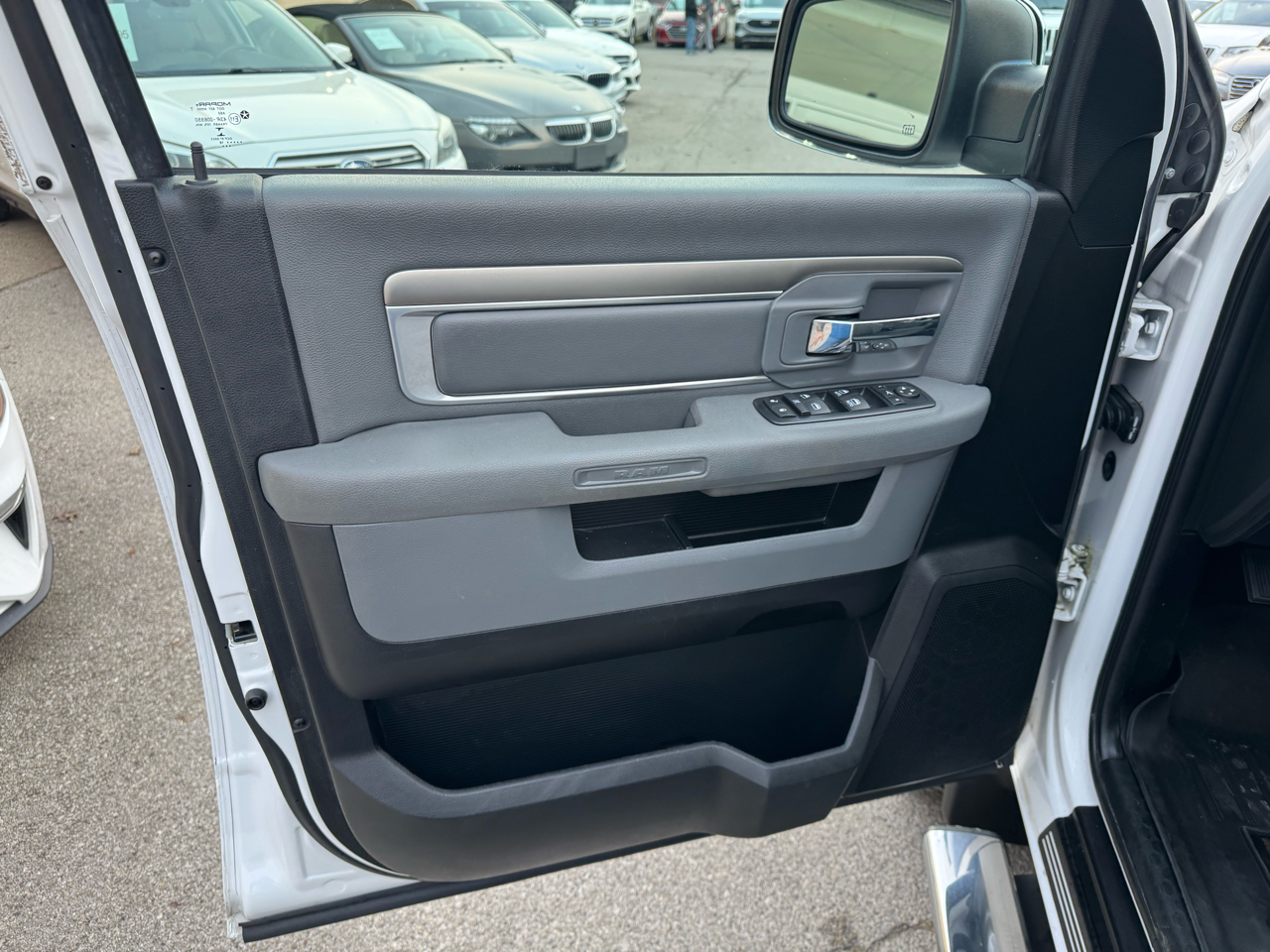 RAM 1500 SLT Crew Cab SWB 4WD 2016