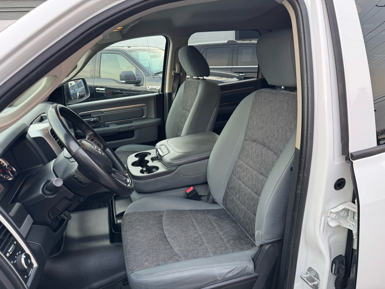 RAM 1500 SLT Crew Cab SWB 4WD 2016