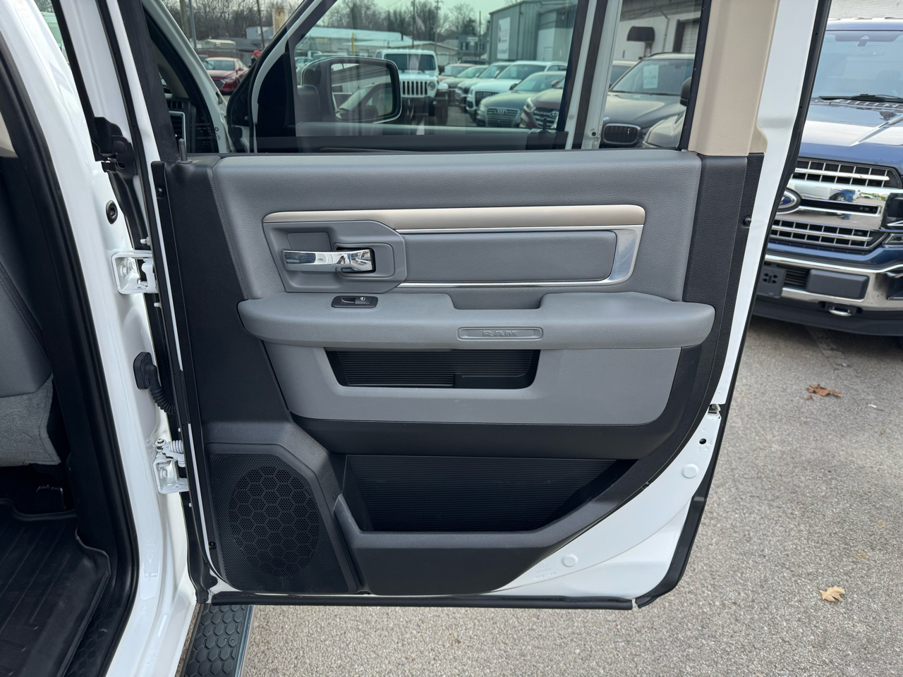 RAM 1500 SLT Crew Cab SWB 4WD 2016