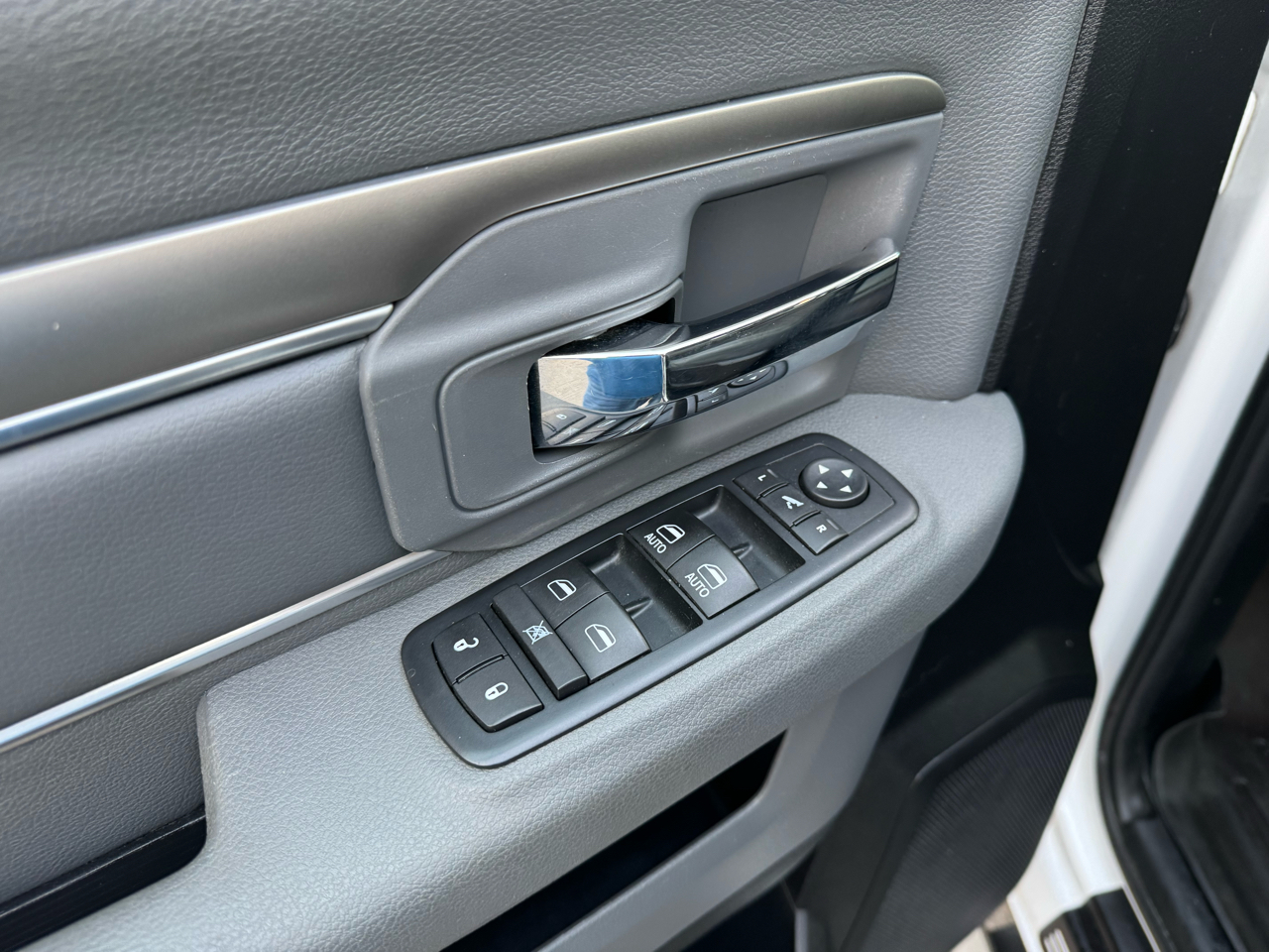 RAM 1500 SLT Crew Cab SWB 4WD 2016