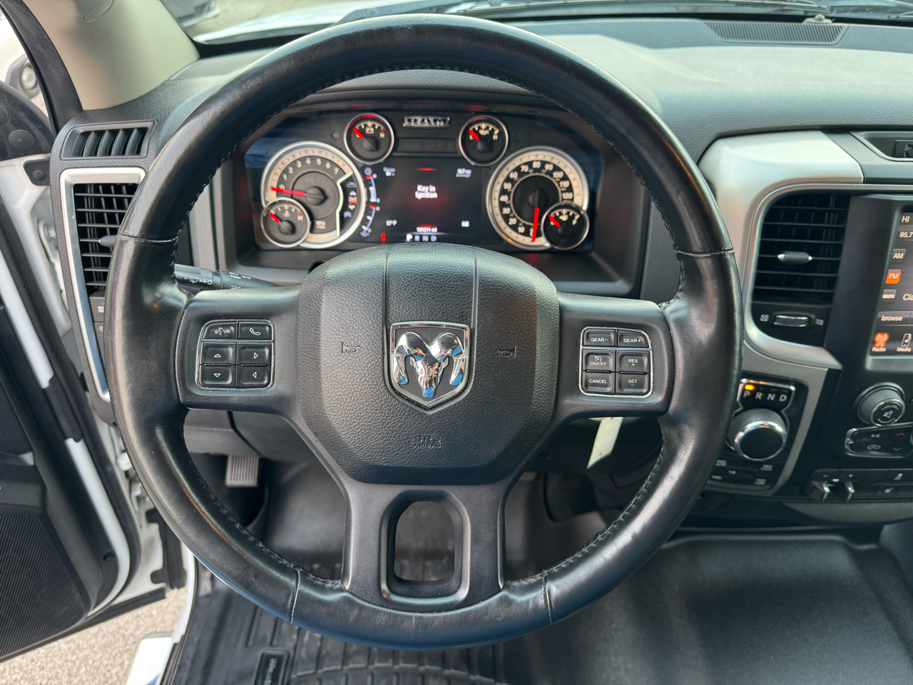 RAM 1500 SLT Crew Cab SWB 4WD 2016