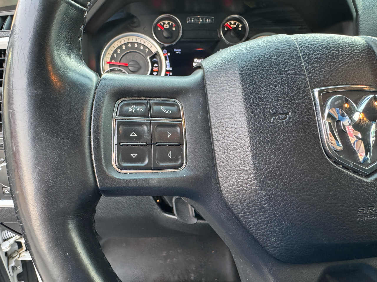 RAM 1500 SLT Crew Cab SWB 4WD 2016