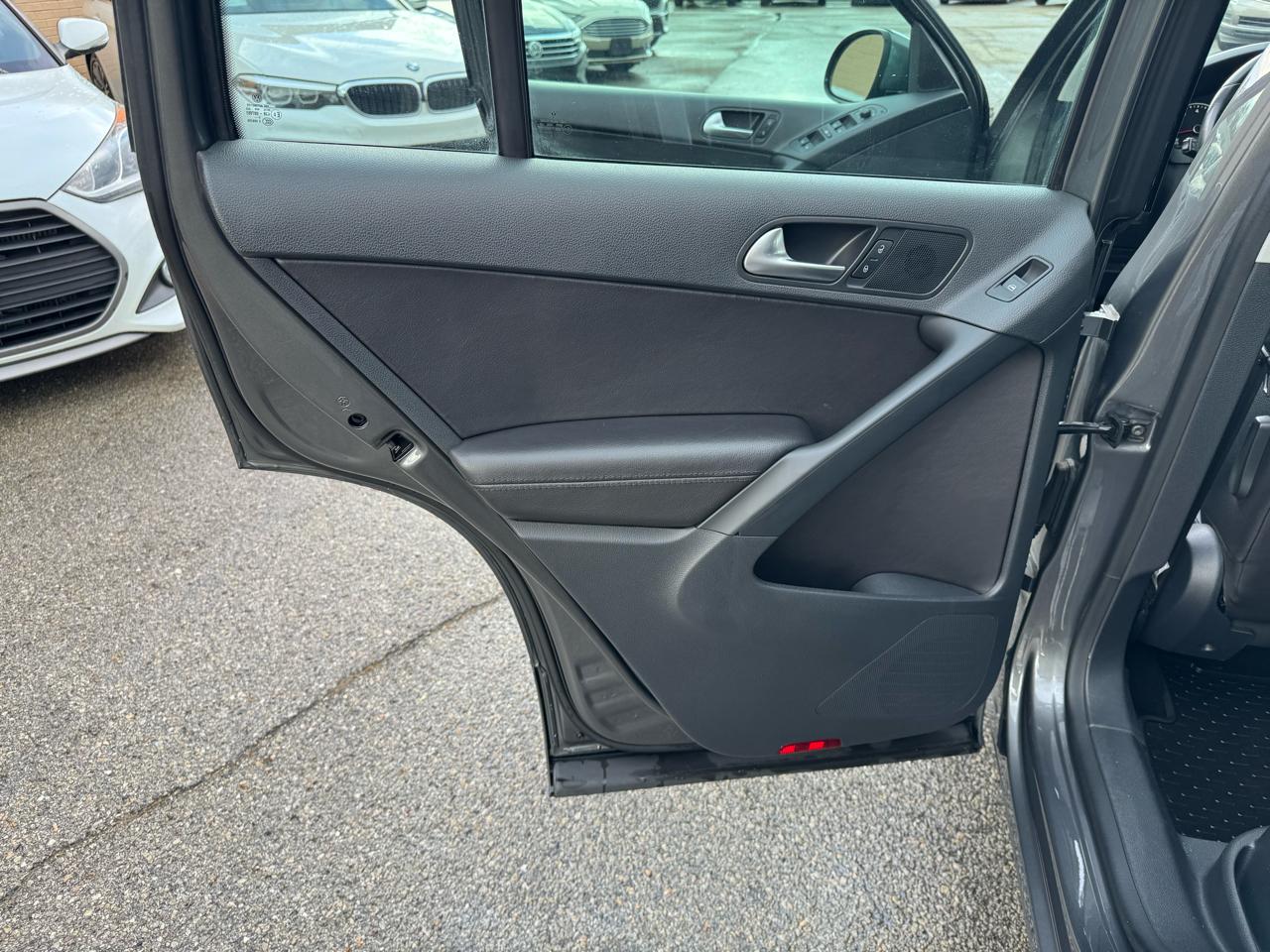 Volkswagen Tiguan SE 2016