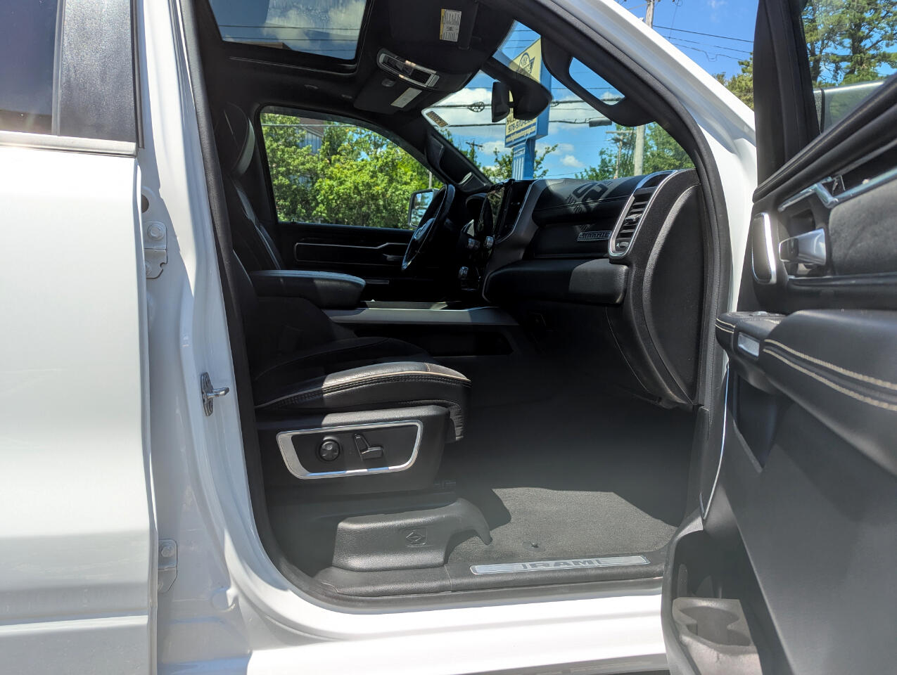 2020 Ram 1500 Laramie photo 37