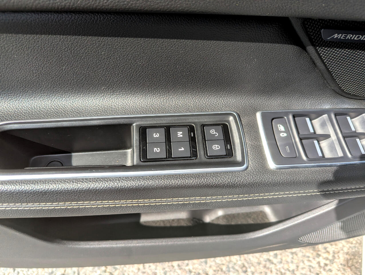 2016 Jaguar XF 35t R-Sport AWD photo 12