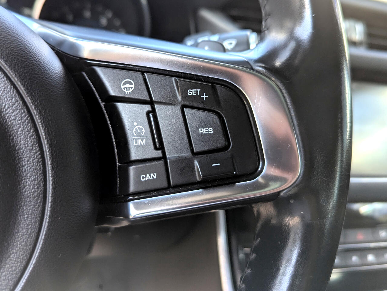 2016 Jaguar XF 35t R-Sport AWD photo 18