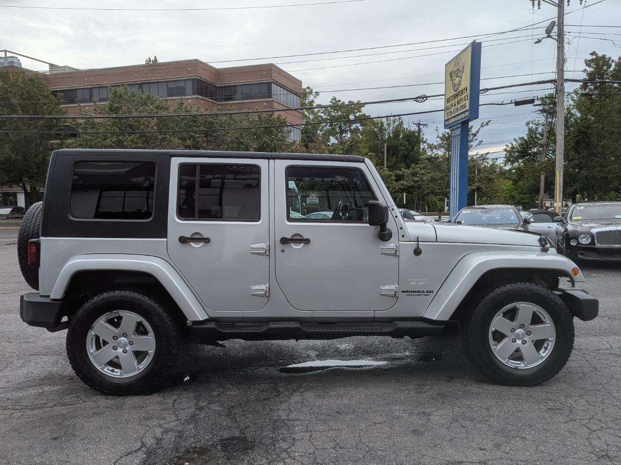 Jeep Wrangler Unlimited 4WD 4dr Sahara 2010