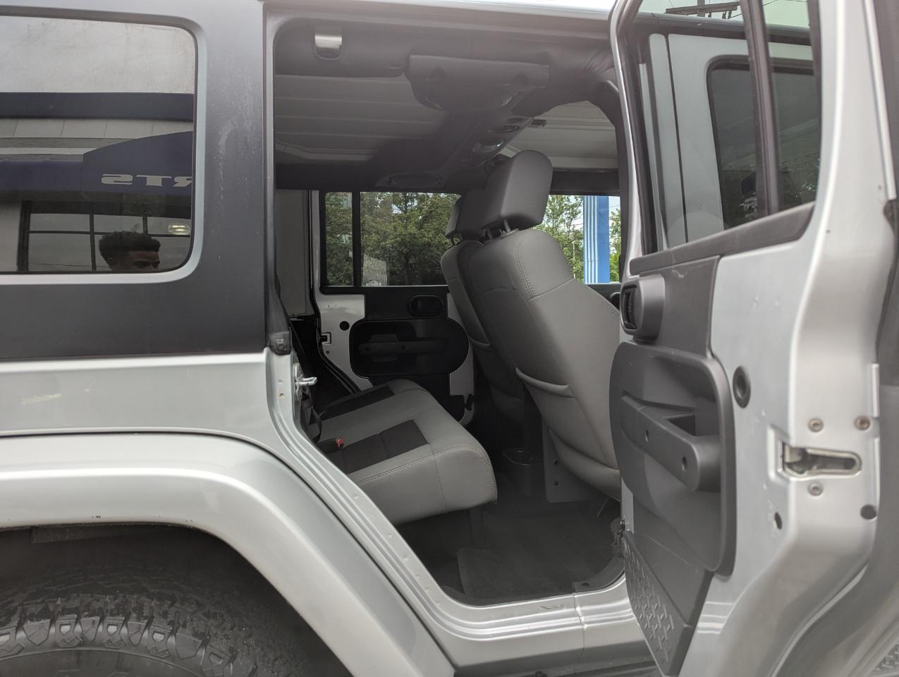 Jeep Wrangler Unlimited 4WD 4dr Sahara 2010