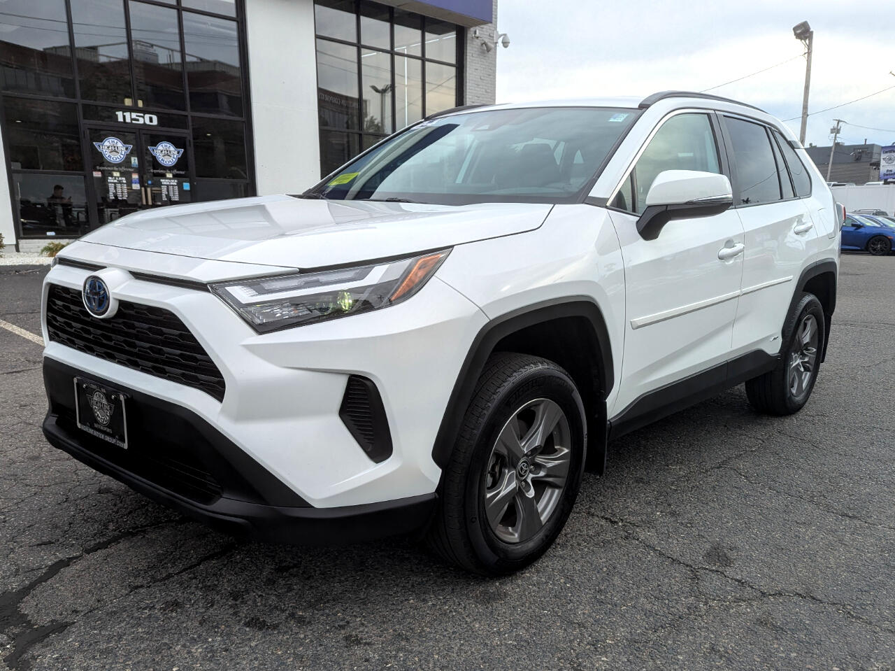 2024 Toyota RAV4 Hybrid XLE photo 2