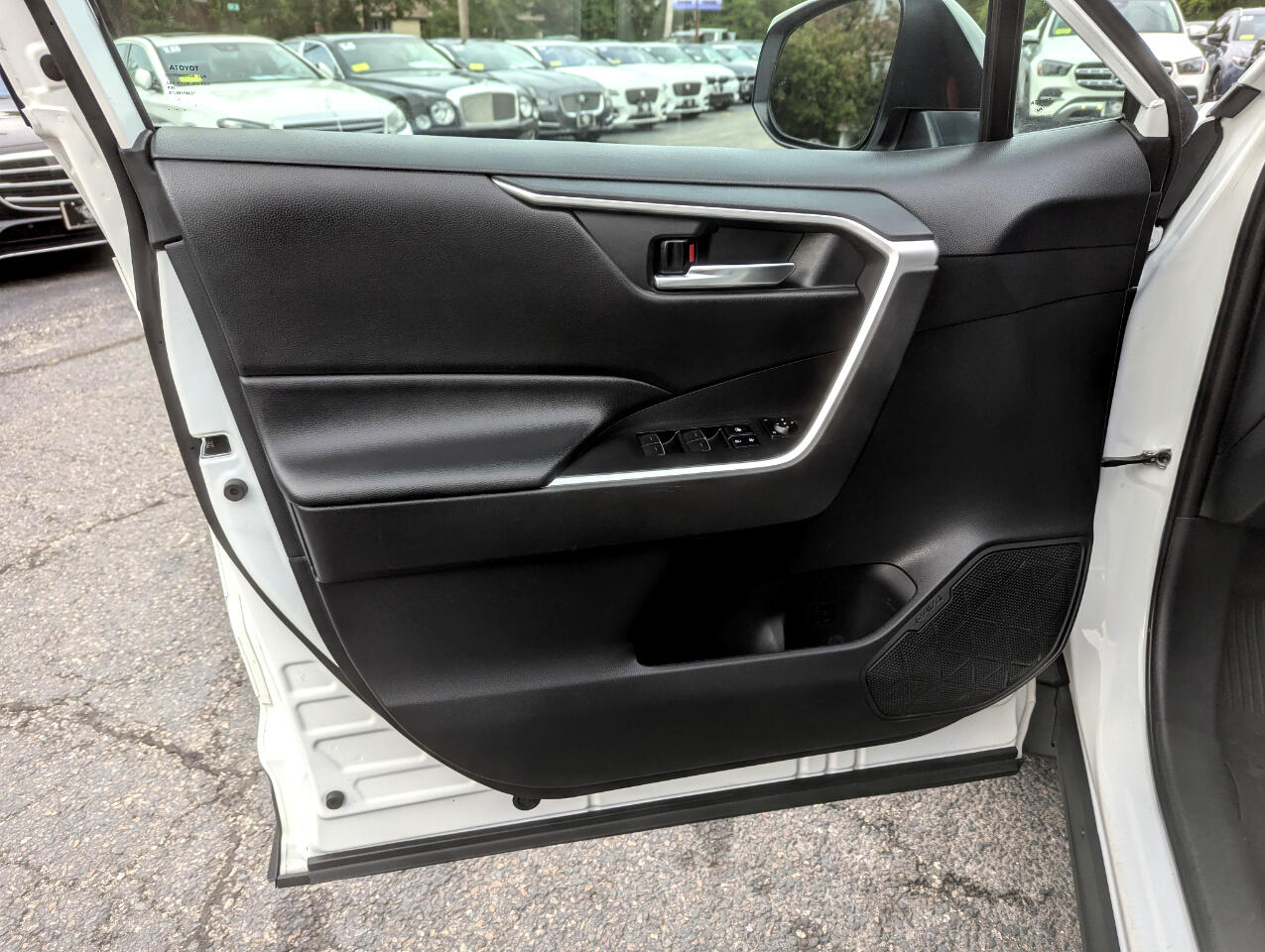 2024 Toyota RAV4 Hybrid XLE photo 9