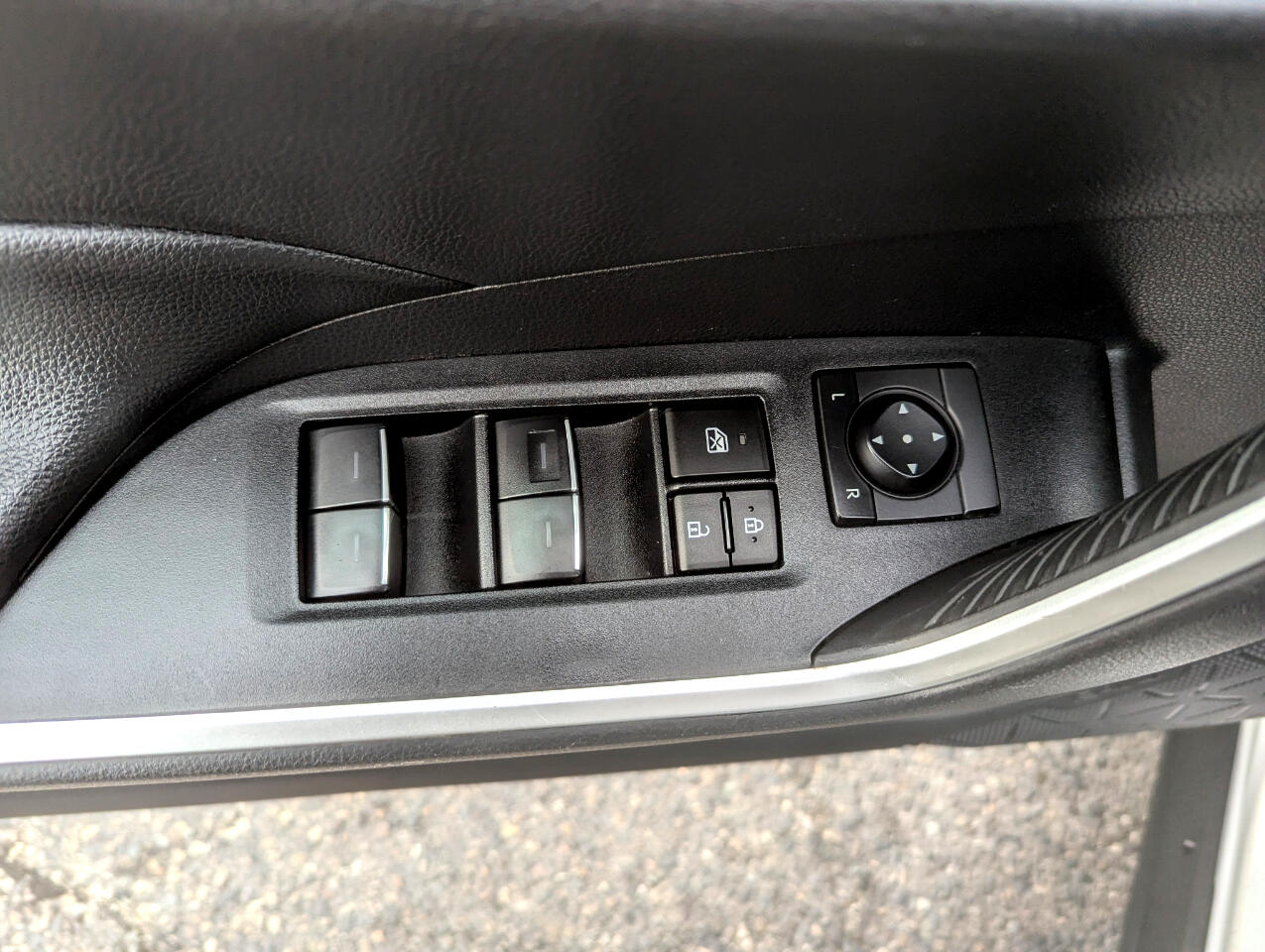 2024 Toyota RAV4 Hybrid XLE photo 10