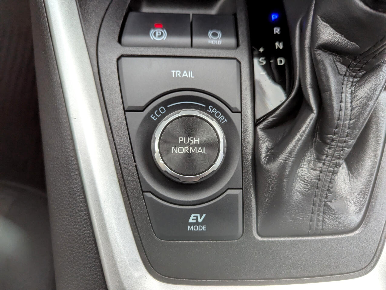 2024 Toyota RAV4 Hybrid XLE photo 24