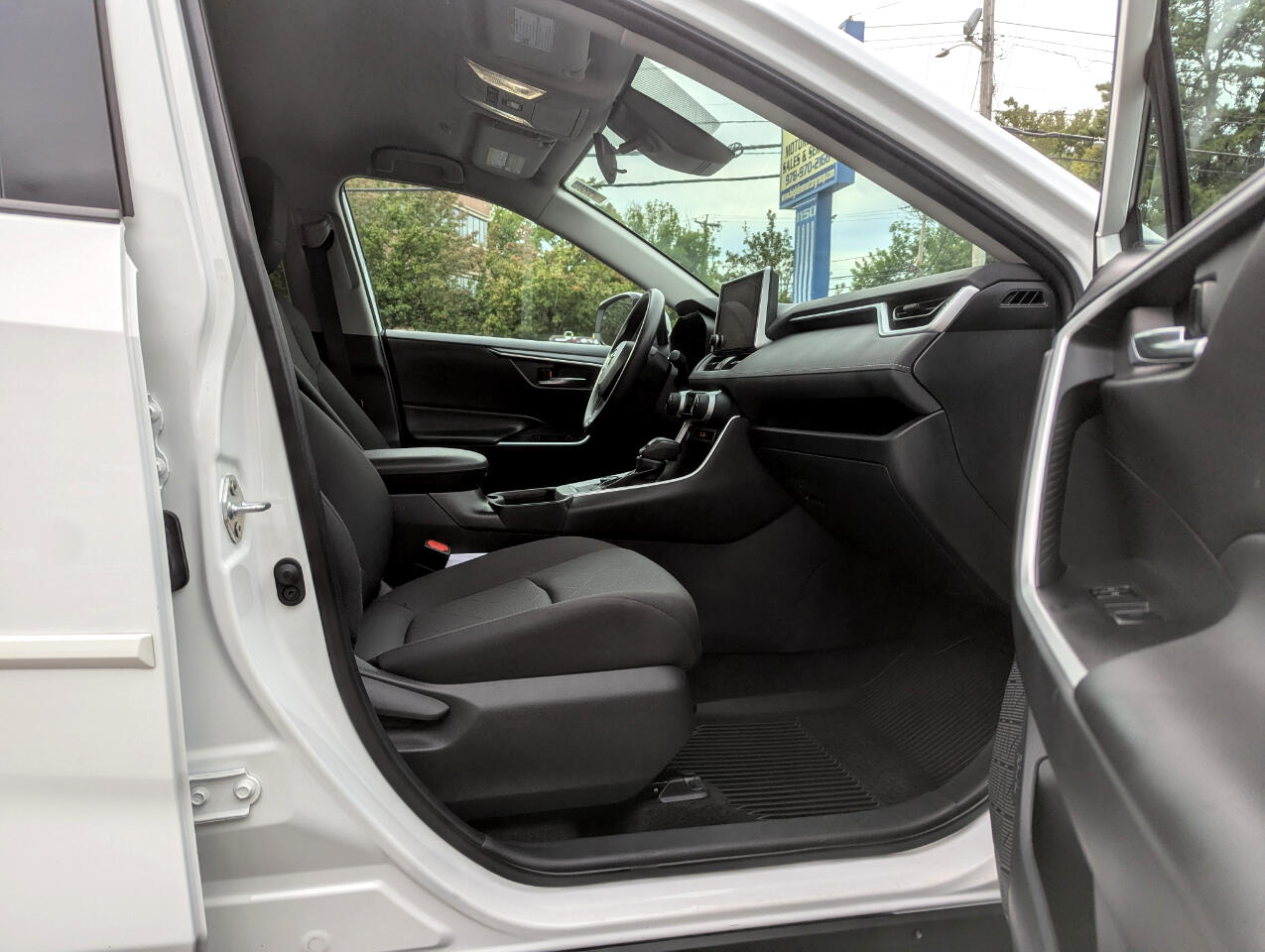 2024 Toyota RAV4 Hybrid XLE photo 28