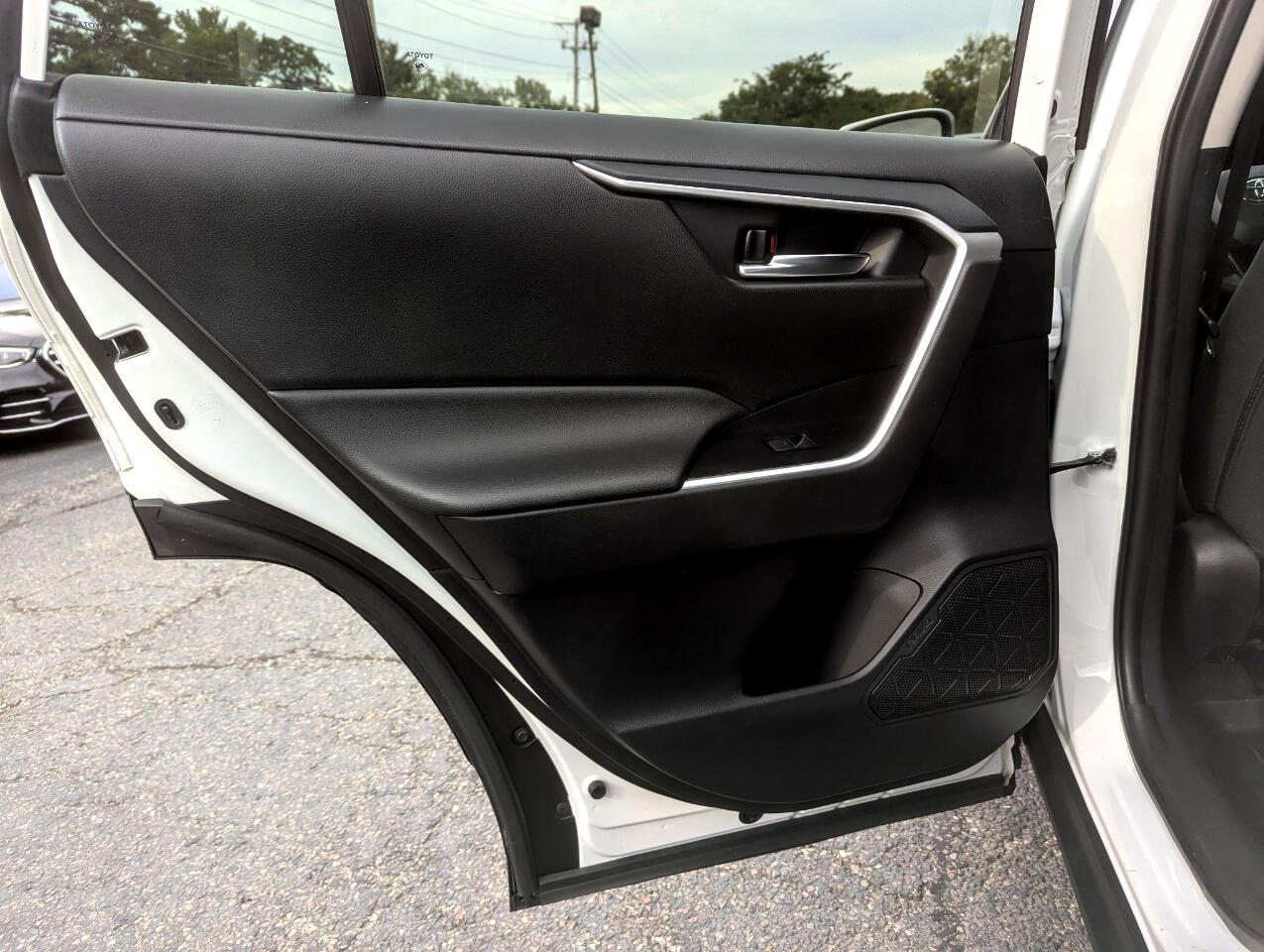 2024 Toyota RAV4 Hybrid XLE photo 30