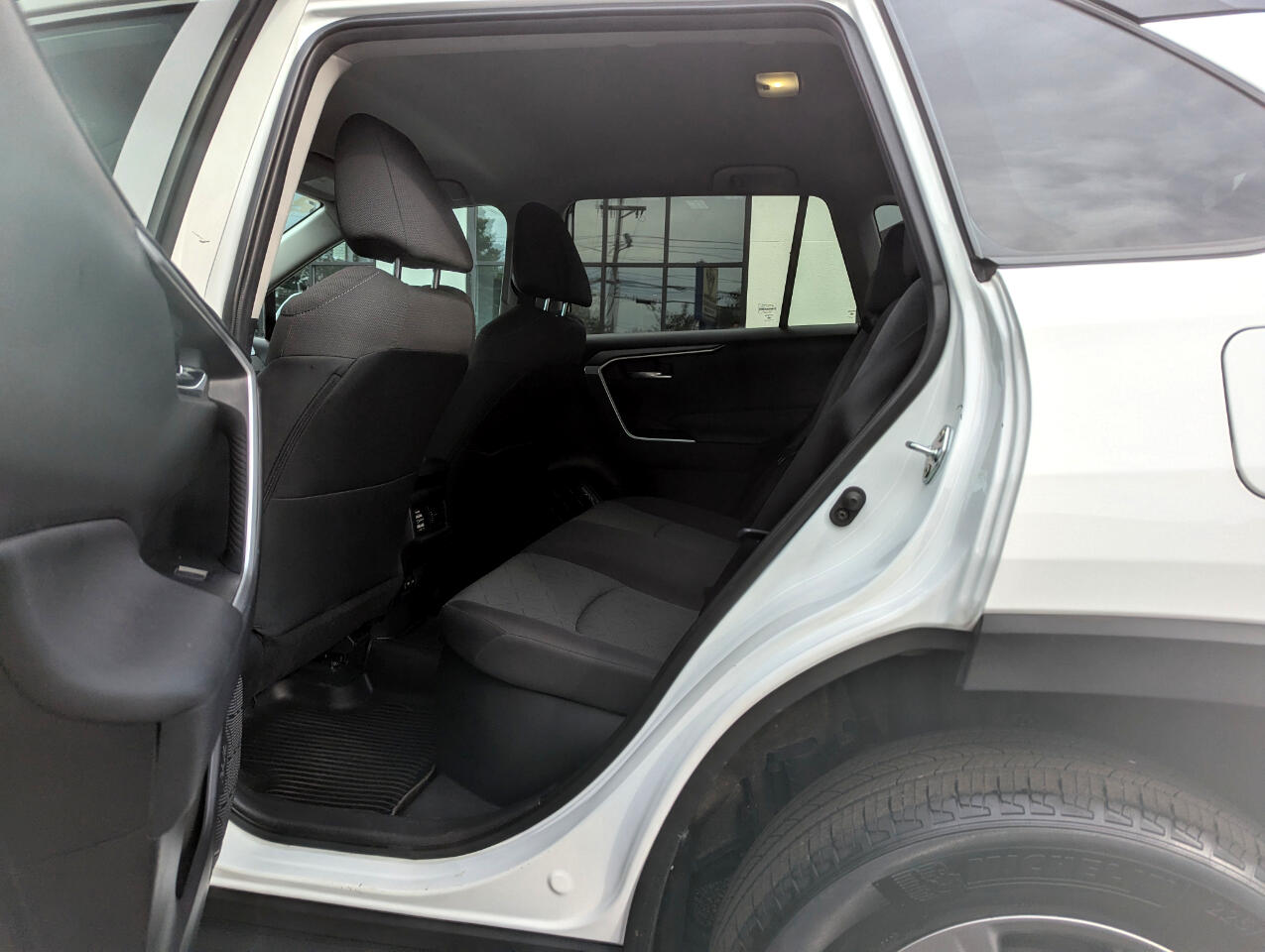2024 Toyota RAV4 Hybrid XLE photo 31