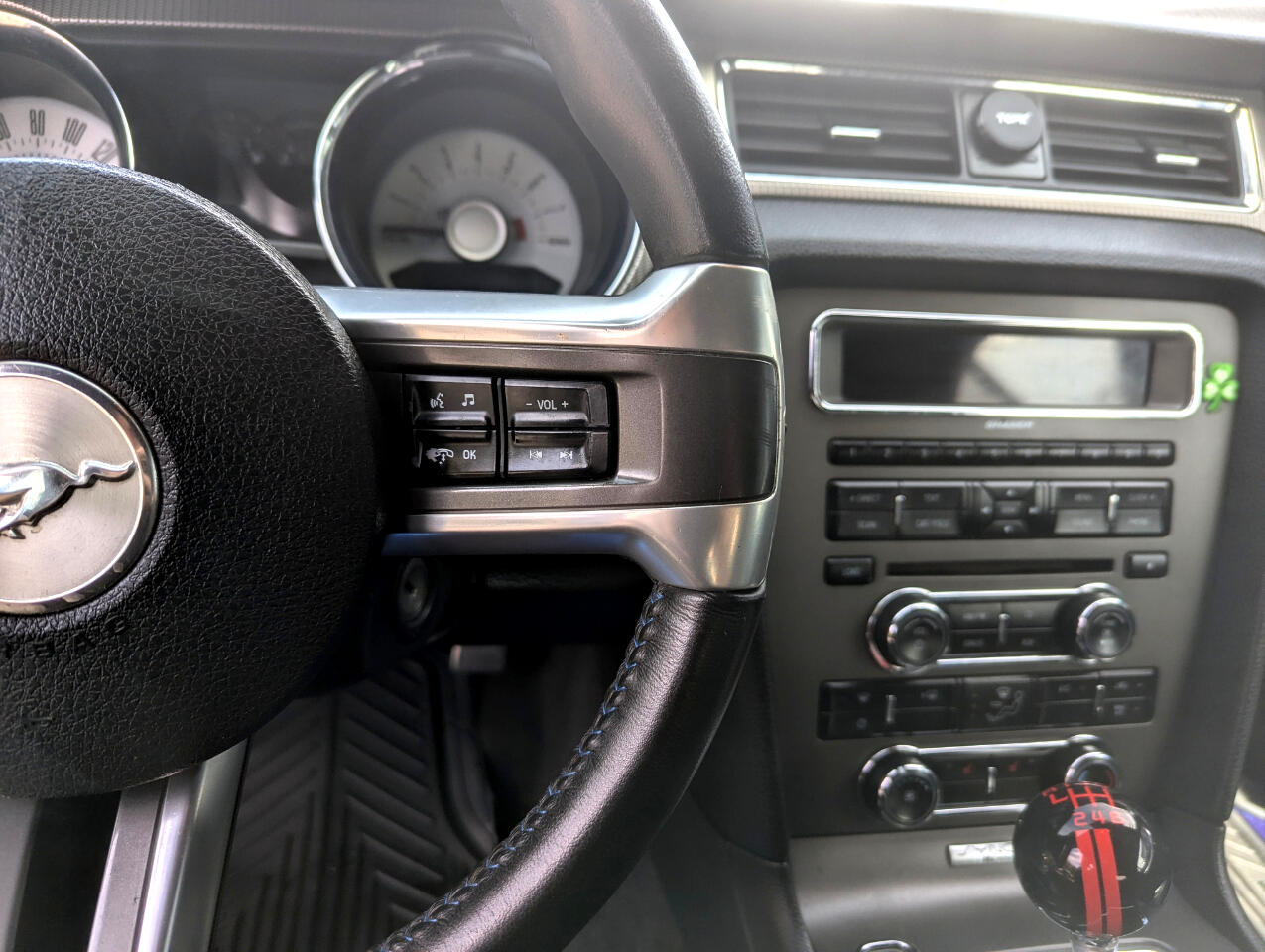 2011 Ford Mustang GT photo 18