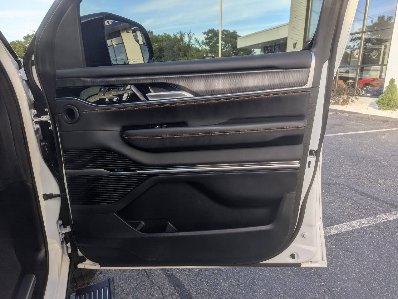 2024 Jeep Grand Wagoneer III Obsidian photo 25