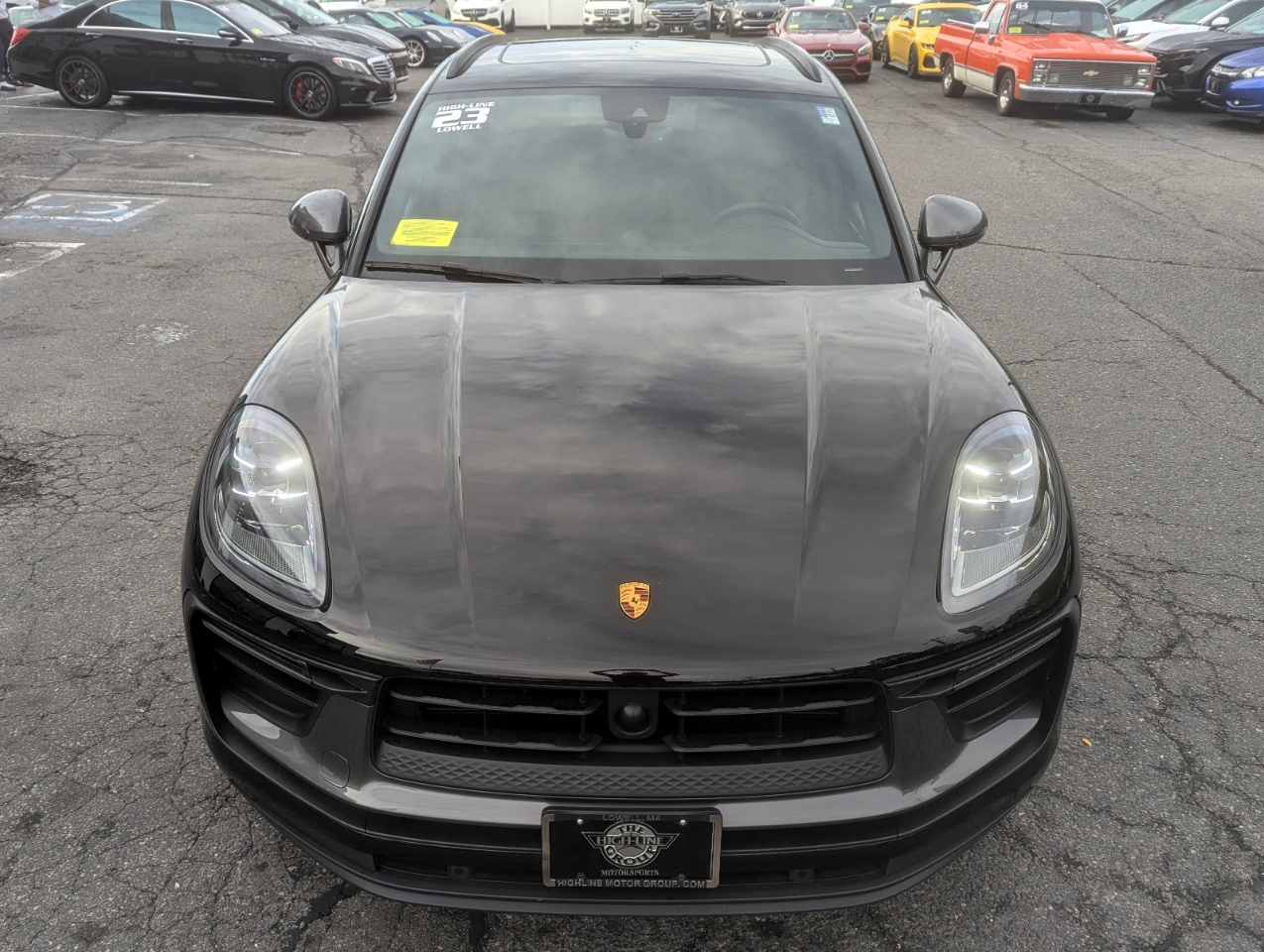 2023 Porsche Macan T photo 2