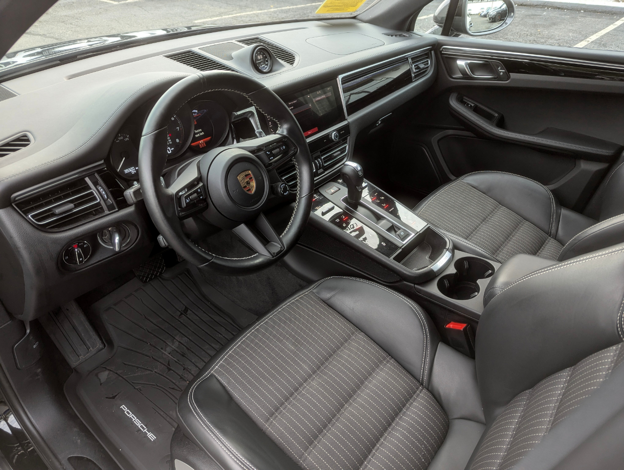 2023 Porsche Macan T photo 11