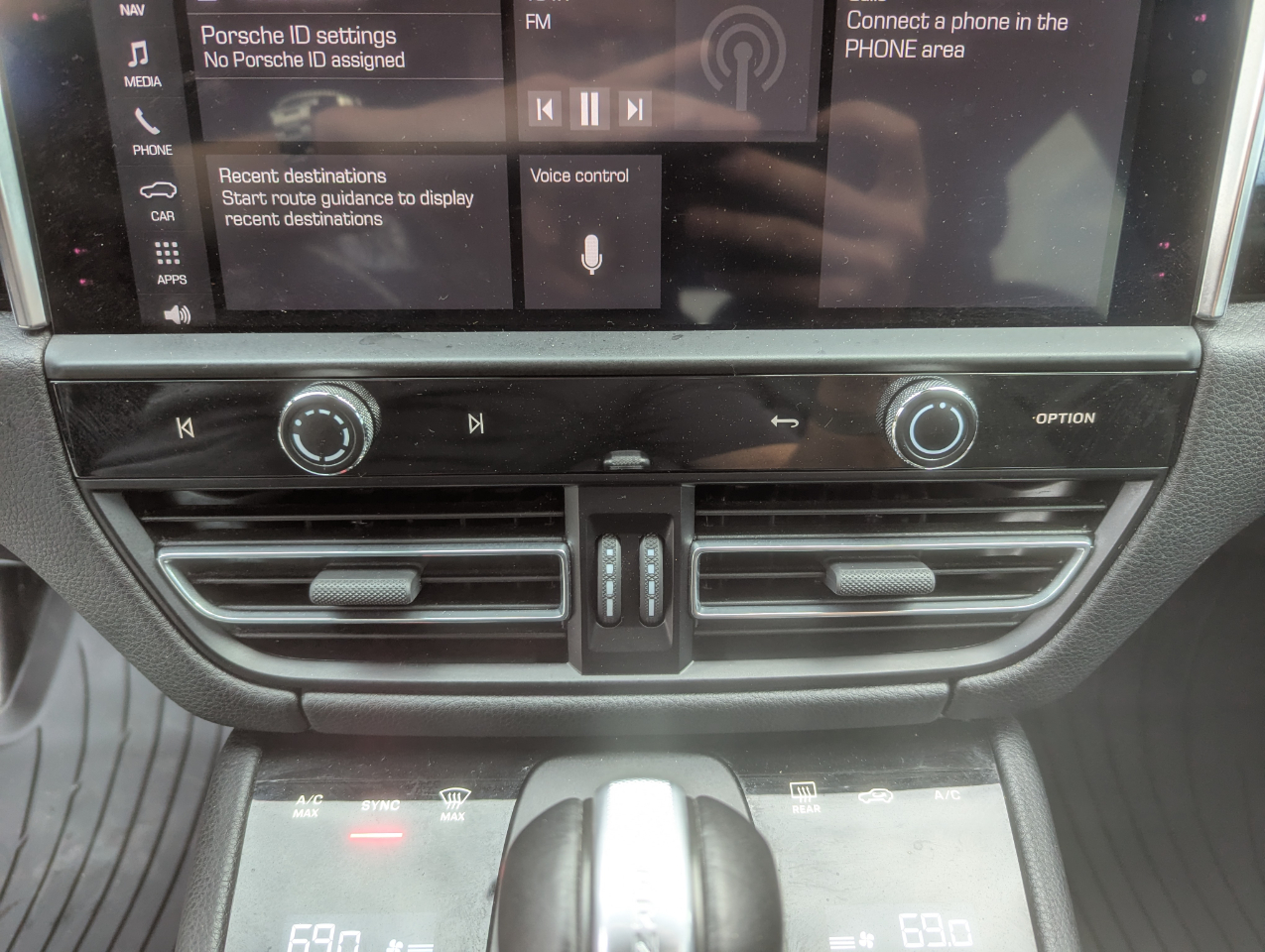 2023 Porsche Macan T photo 21
