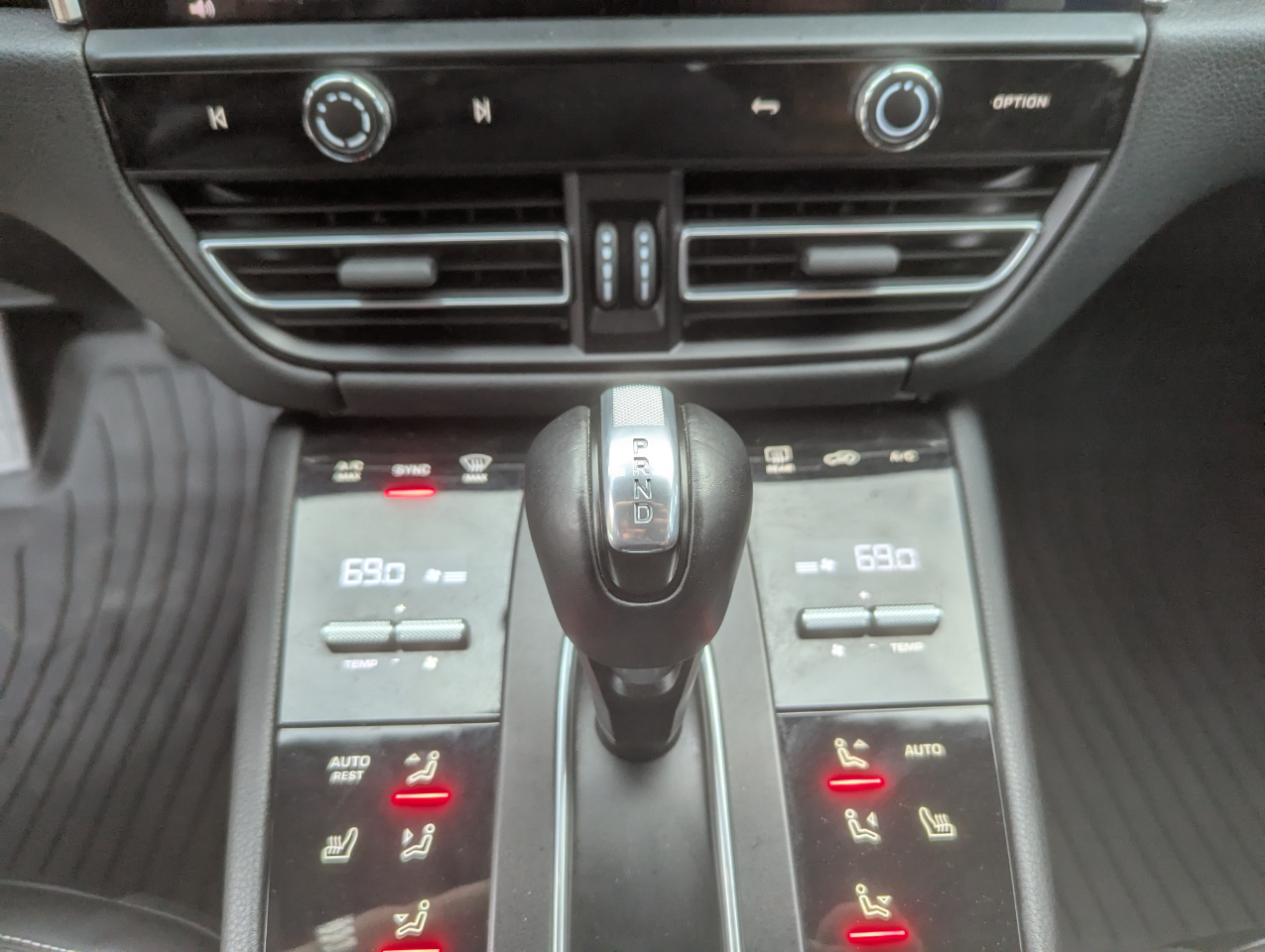 2023 Porsche Macan T photo 24