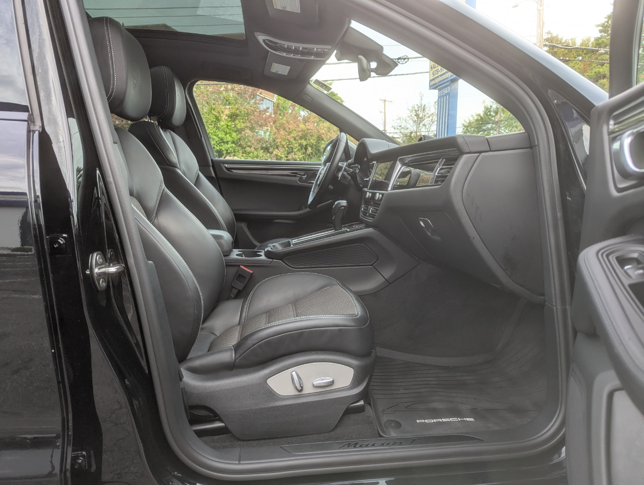 2023 Porsche Macan T photo 28