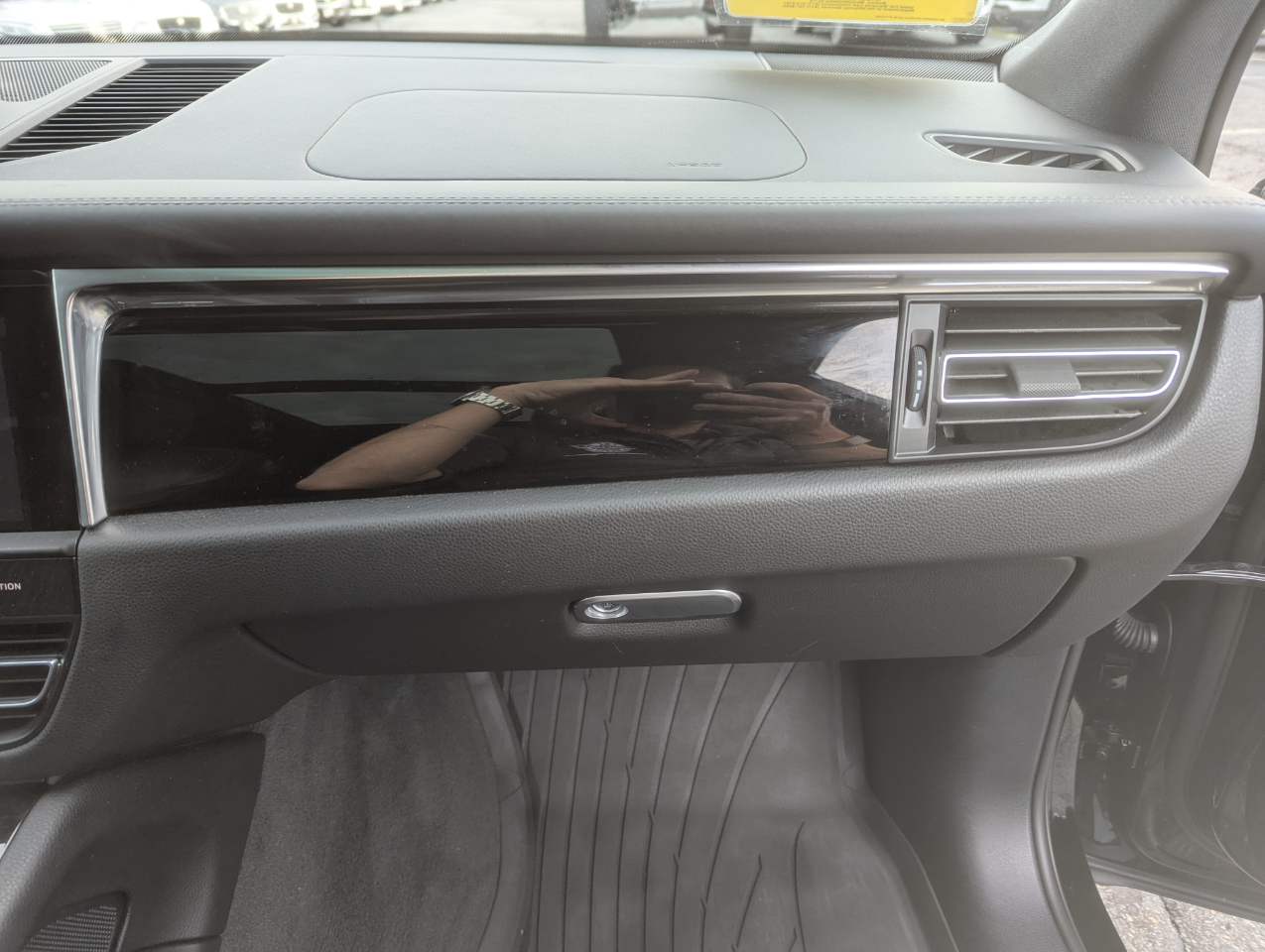 2023 Porsche Macan T photo 30
