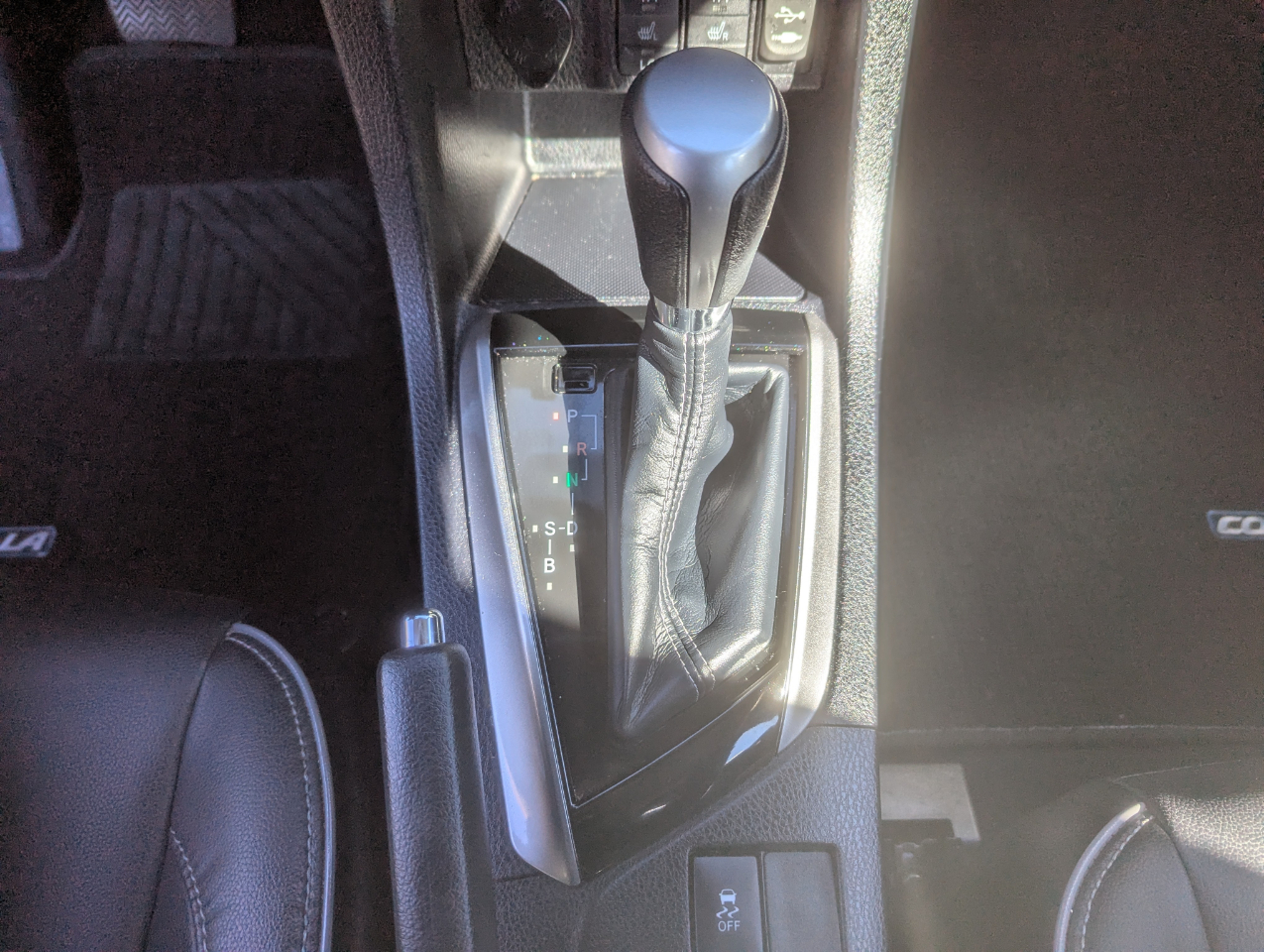 2015 Toyota Corolla LE Premium photo 24