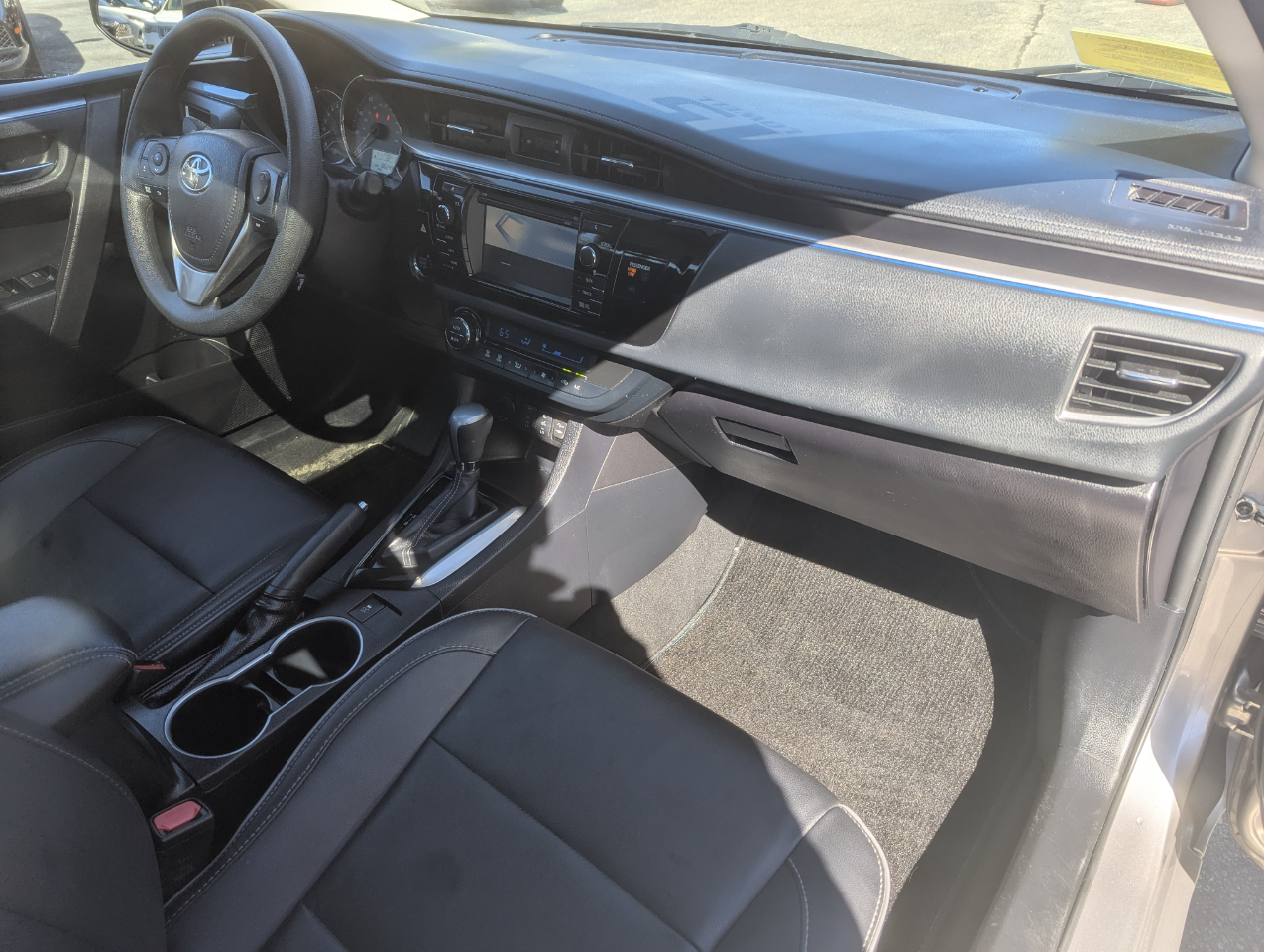 2015 Toyota Corolla LE Premium photo 32