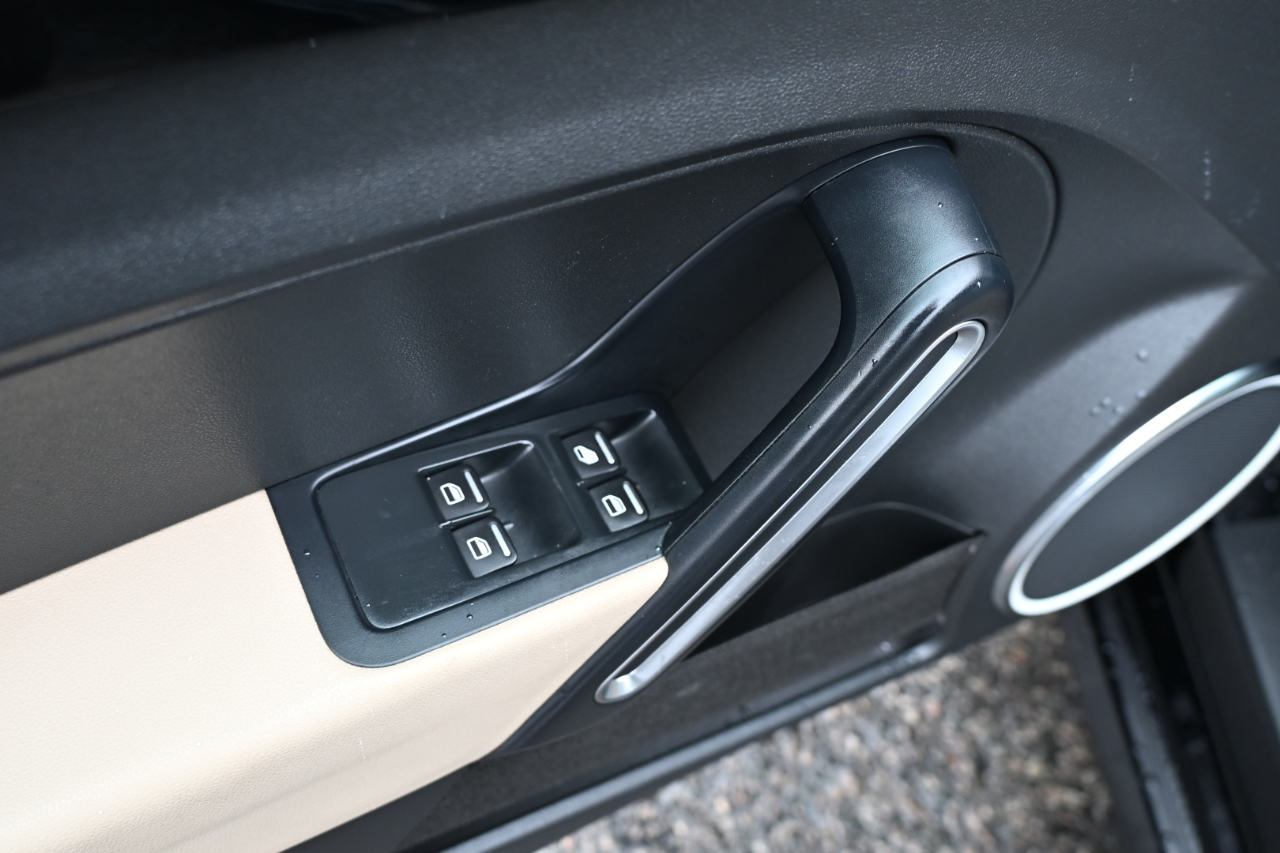 Volkswagen Beetle Convertible 2dr Auto 2.5L 50s Edition PZEV 2013