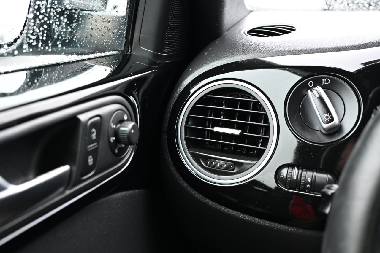 Volkswagen Beetle Convertible 2dr Auto 2.5L 50s Edition PZEV 2013