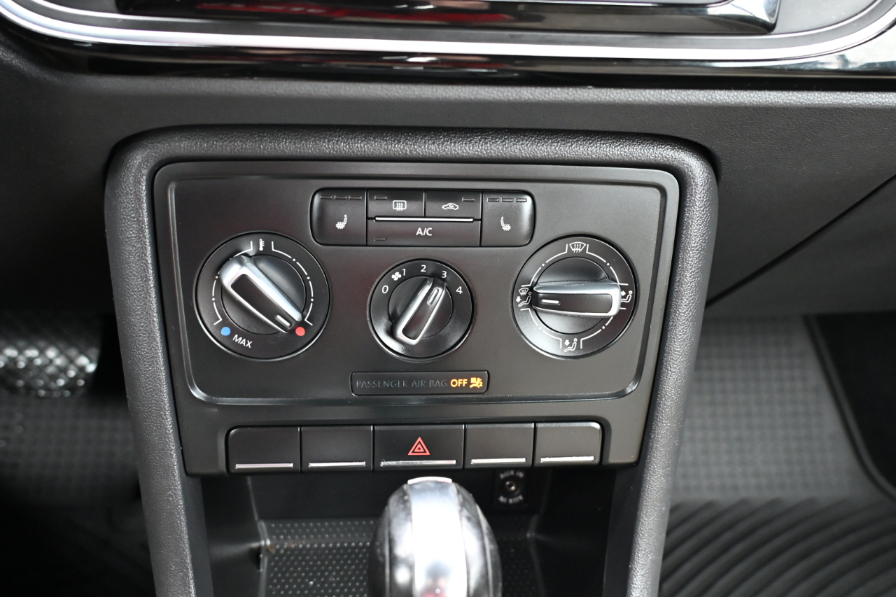 Volkswagen Beetle Convertible 2dr Auto 2.5L 50s Edition PZEV 2013