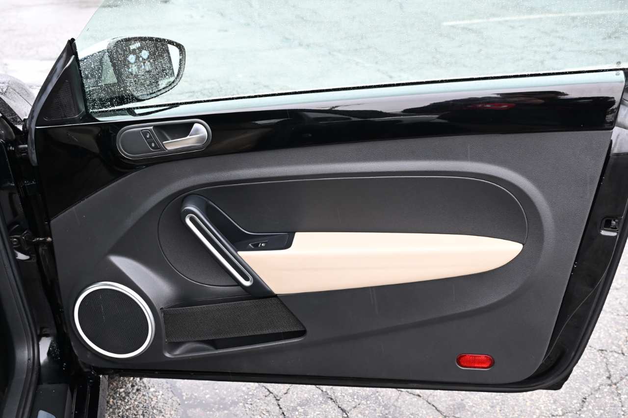 Volkswagen Beetle Convertible 2dr Auto 2.5L 50s Edition PZEV 2013