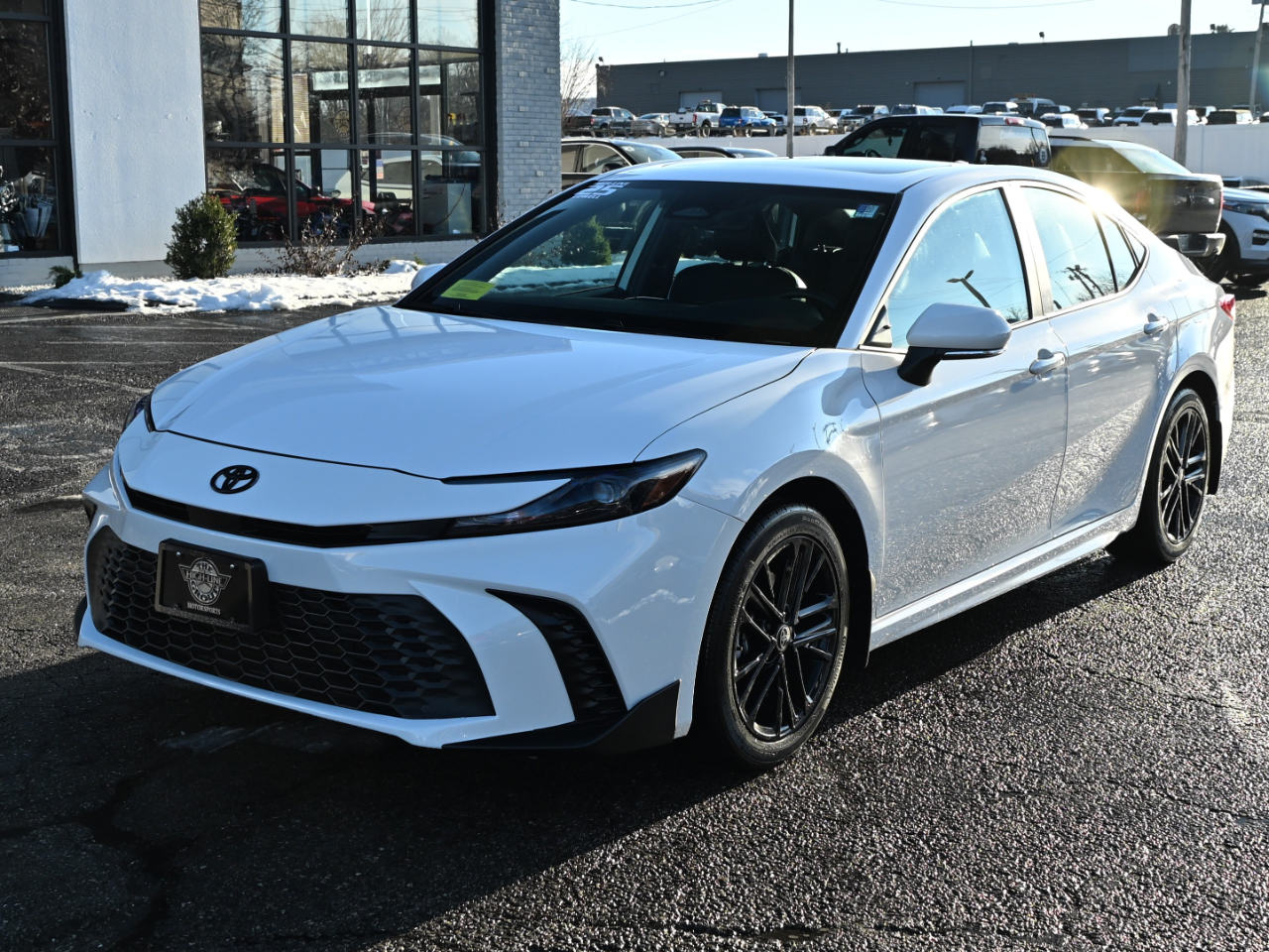 2025 Toyota Camry SE's photo