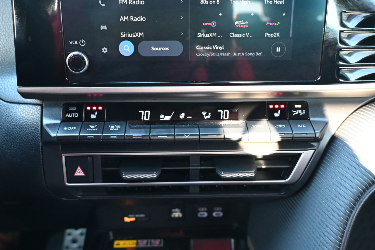 Toyota Camry SE AWD (Natl) 2025