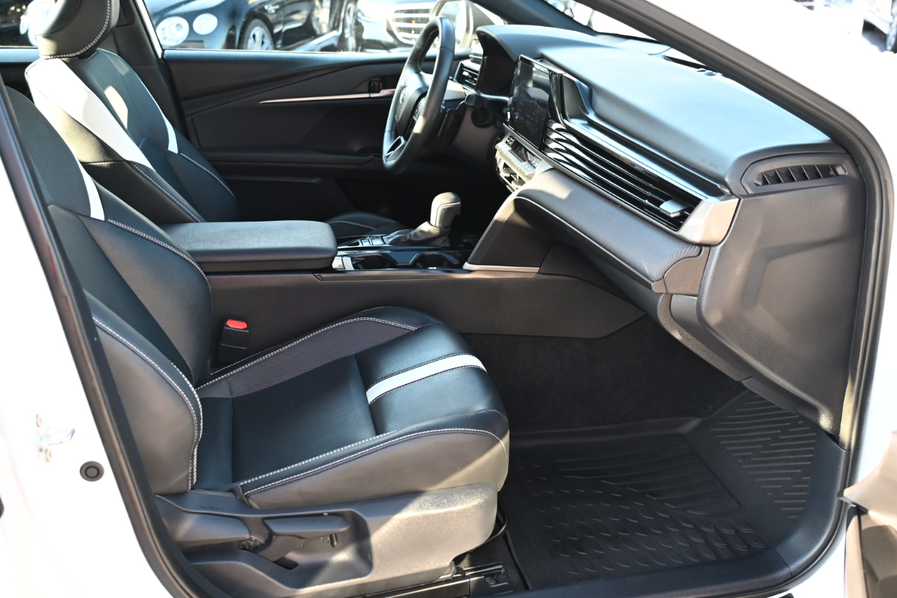 Toyota Camry SE AWD (Natl) 2025