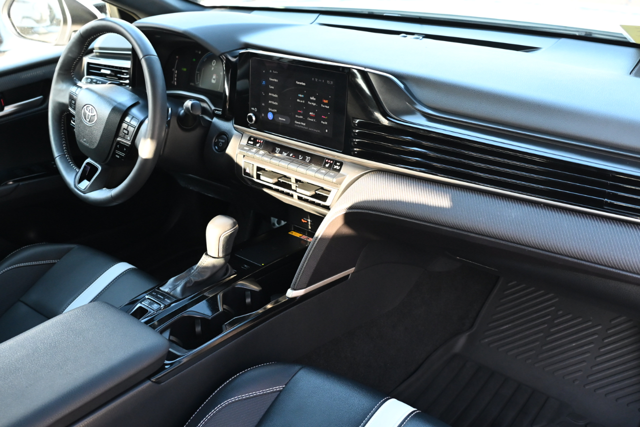 Toyota Camry SE AWD (Natl) 2025