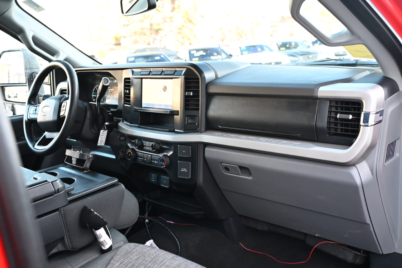 Ford Super Duty F-600 DRW XLT 4WD Reg Cab 145" WB 60" CA 2023