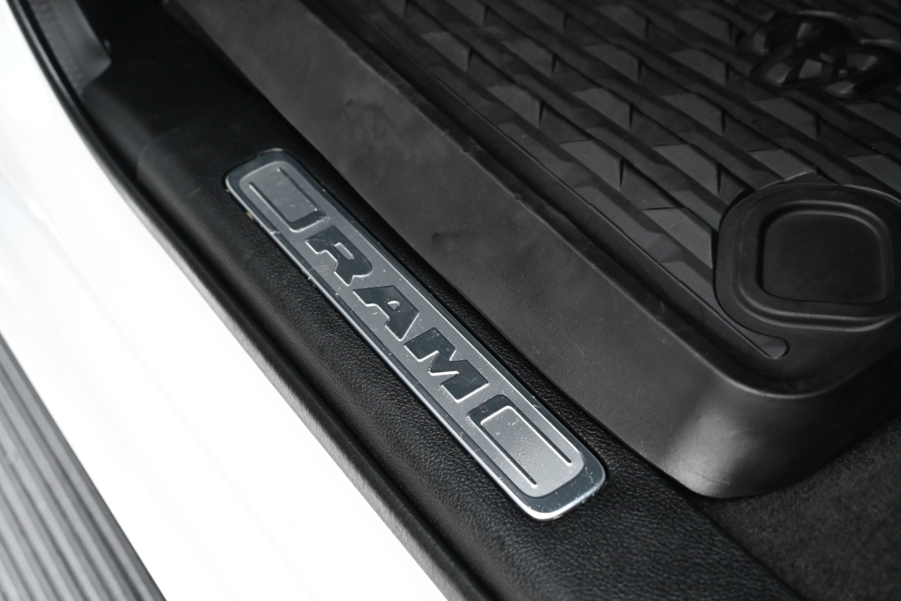 RAM 1500 Laramie 4x4 Crew Cab 5'7" Box 2022