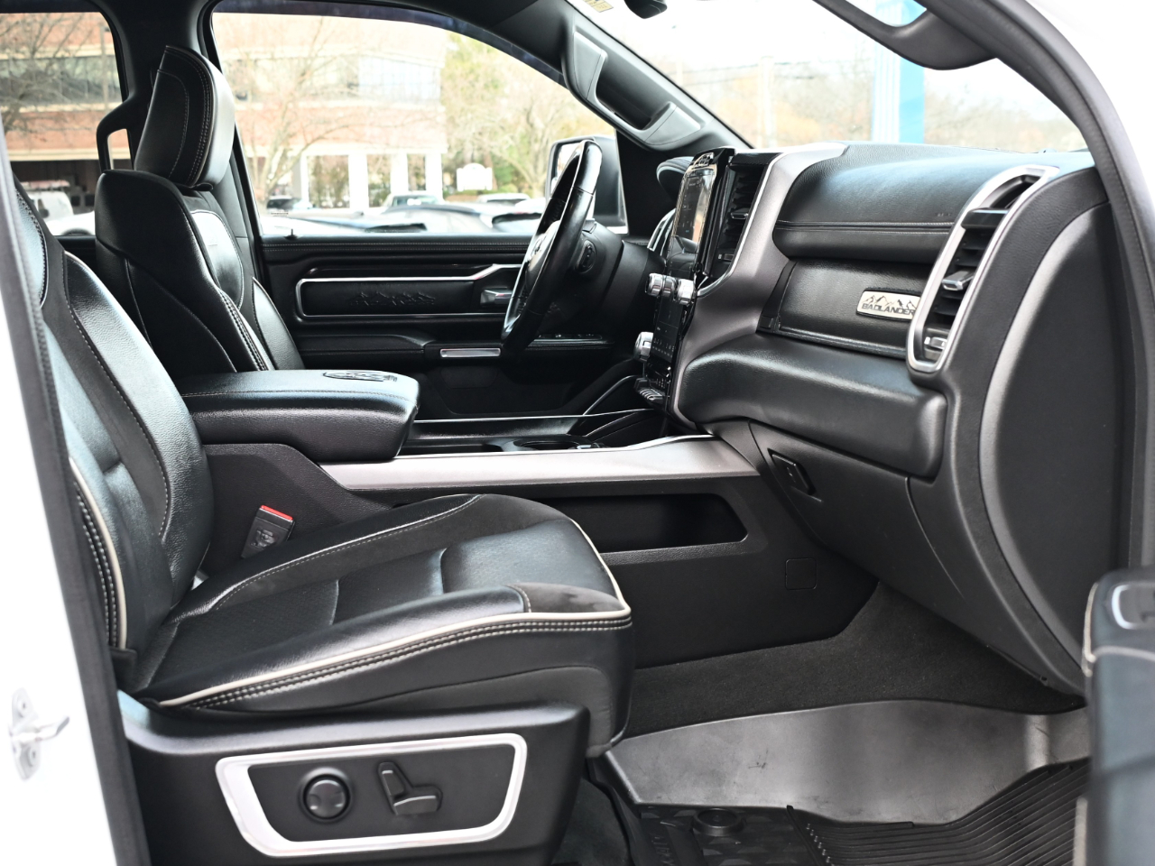 RAM 1500 Laramie 4x4 Crew Cab 5'7" Box 2022