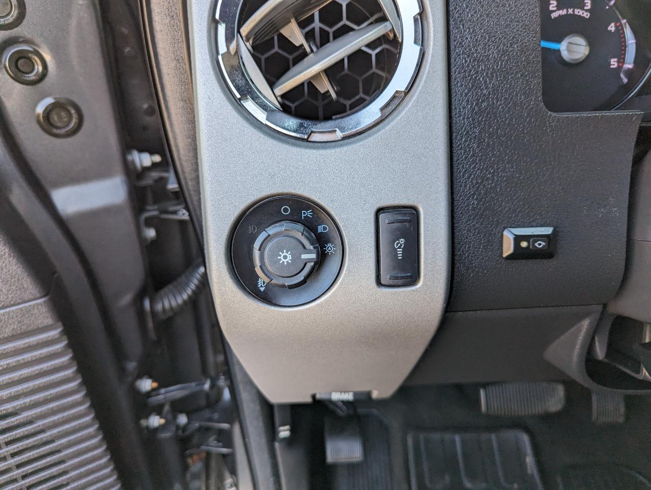 Ford Super Duty F-350 SRW 4WD Crew Cab 156" Lariat 2015