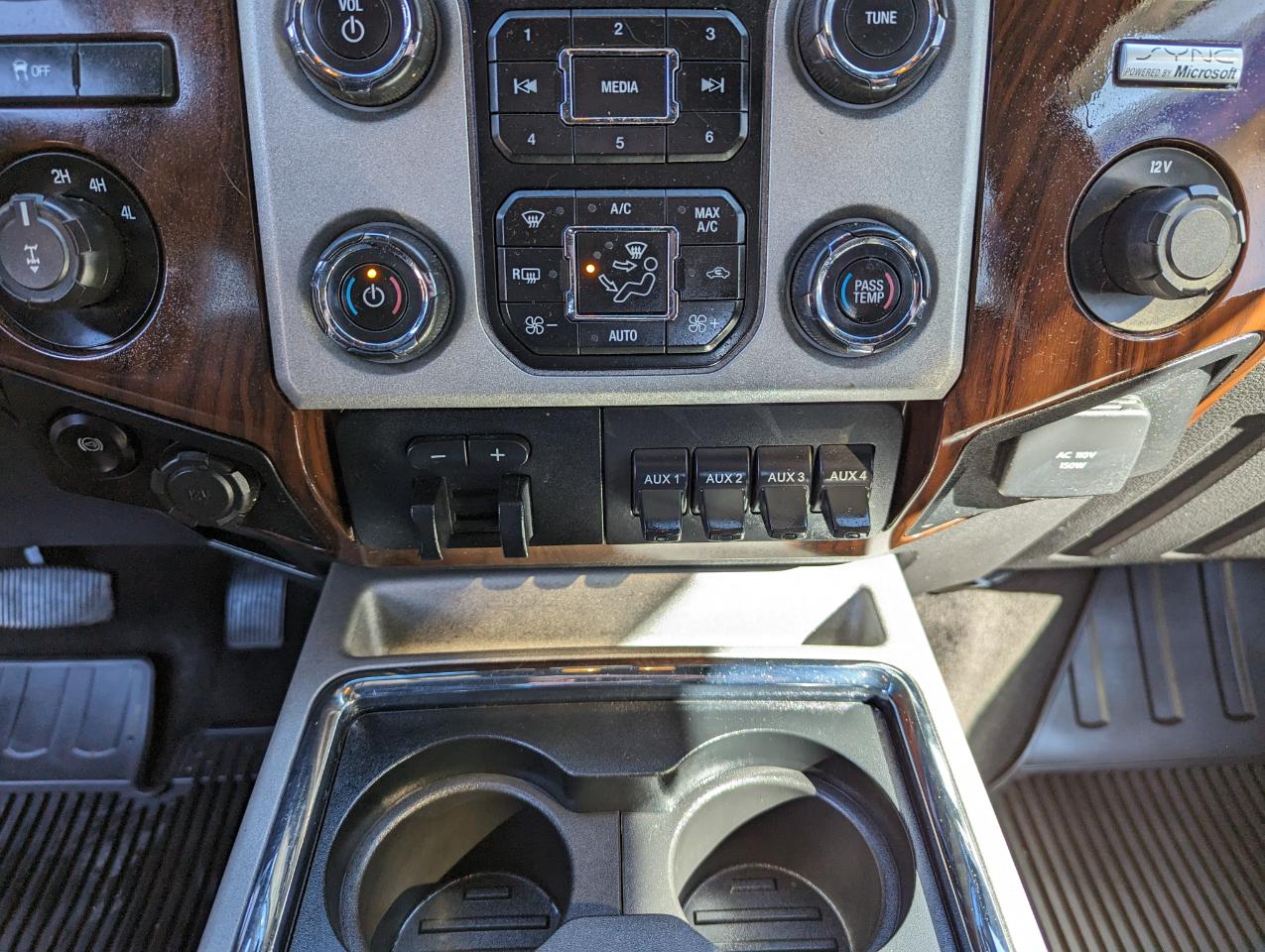 Ford Super Duty F-350 SRW 4WD Crew Cab 156" Lariat 2015