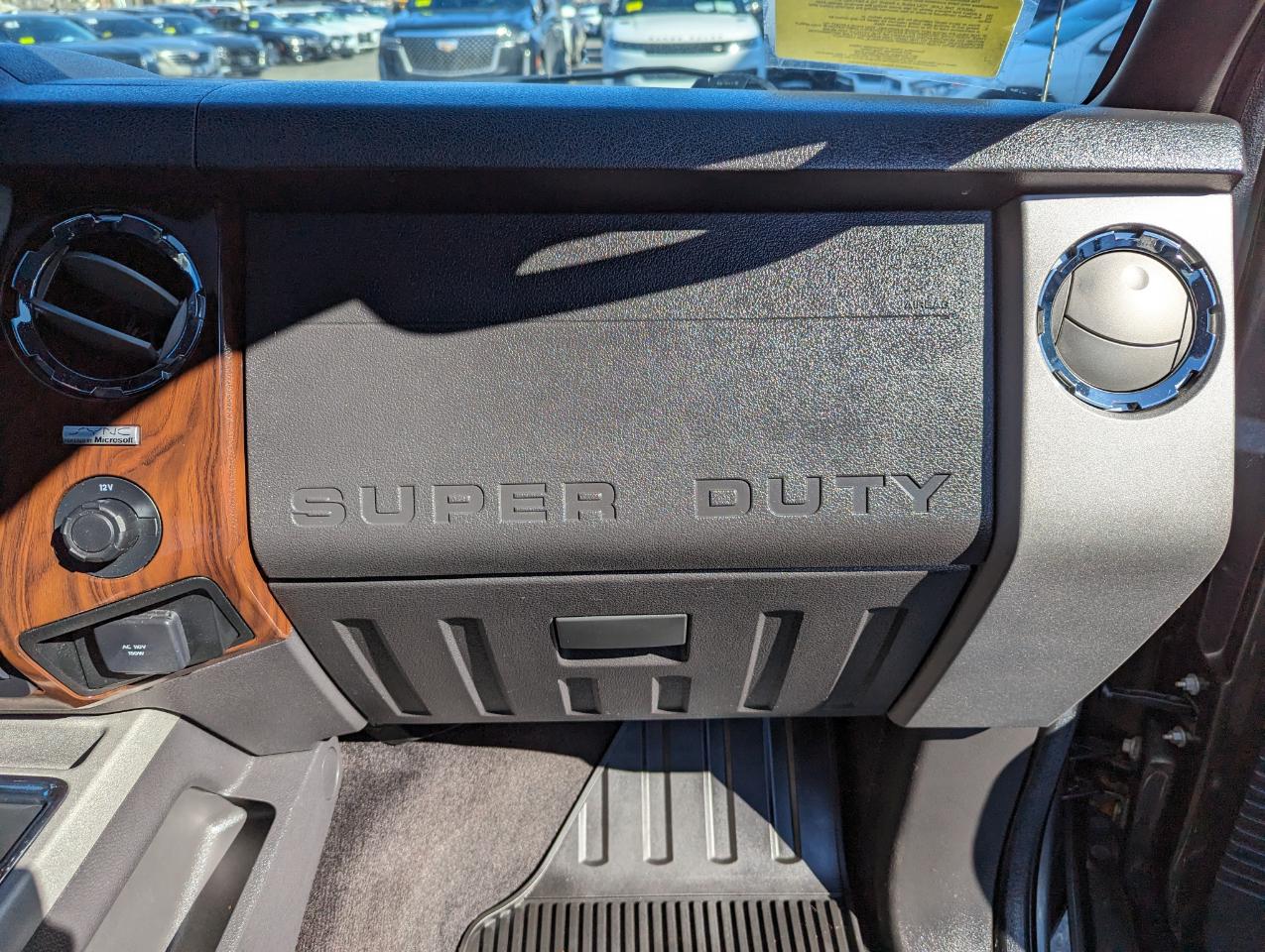 Ford Super Duty F-350 SRW 4WD Crew Cab 156" Lariat 2015