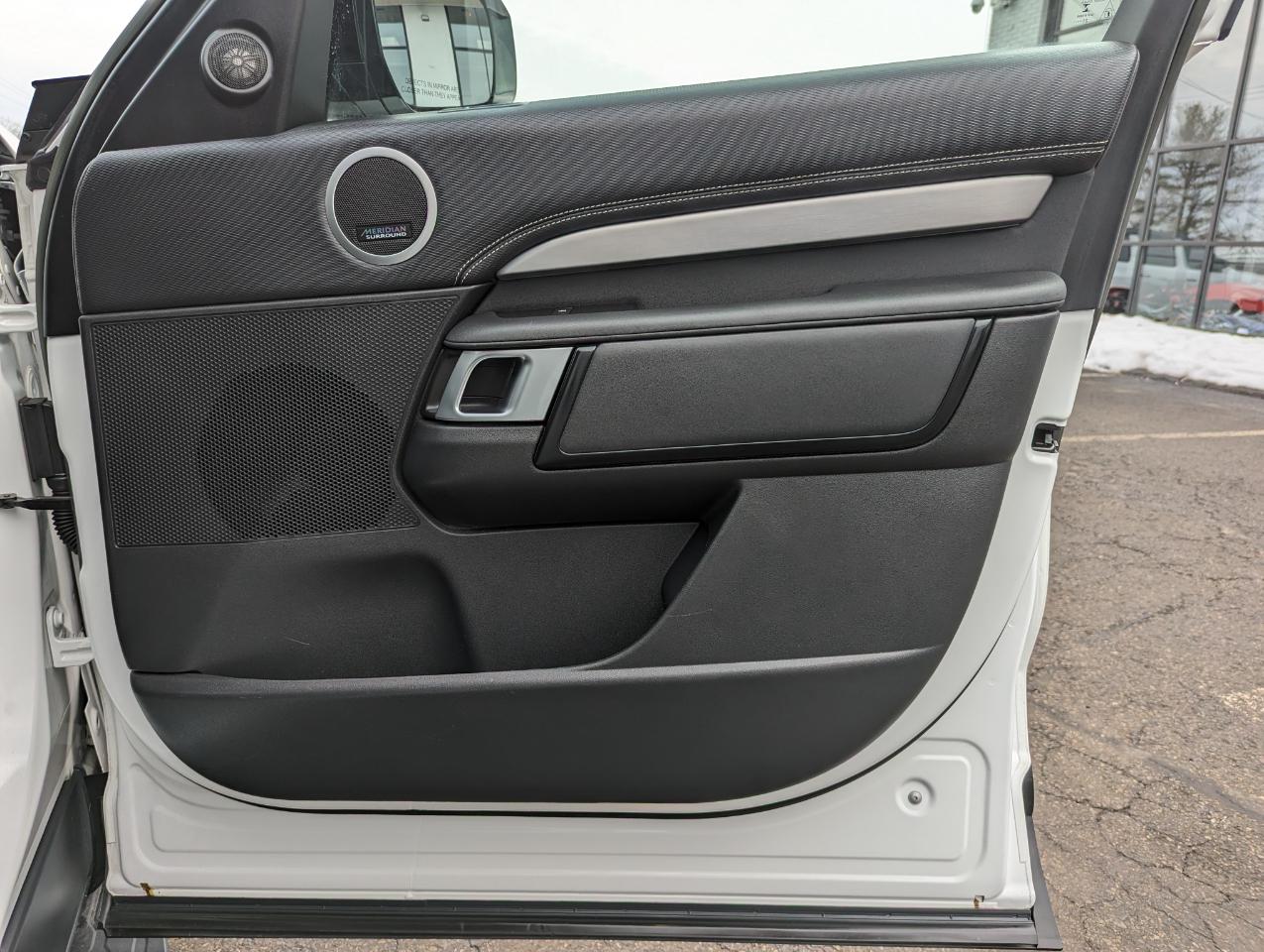 Land Rover Discovery P300 S R-Dynamic 2023