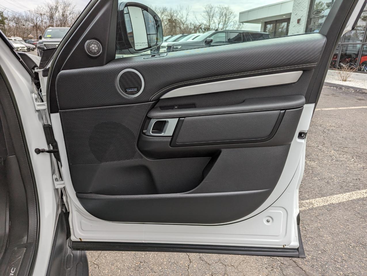 Land Rover Discovery P300 S R-Dynamic 2023