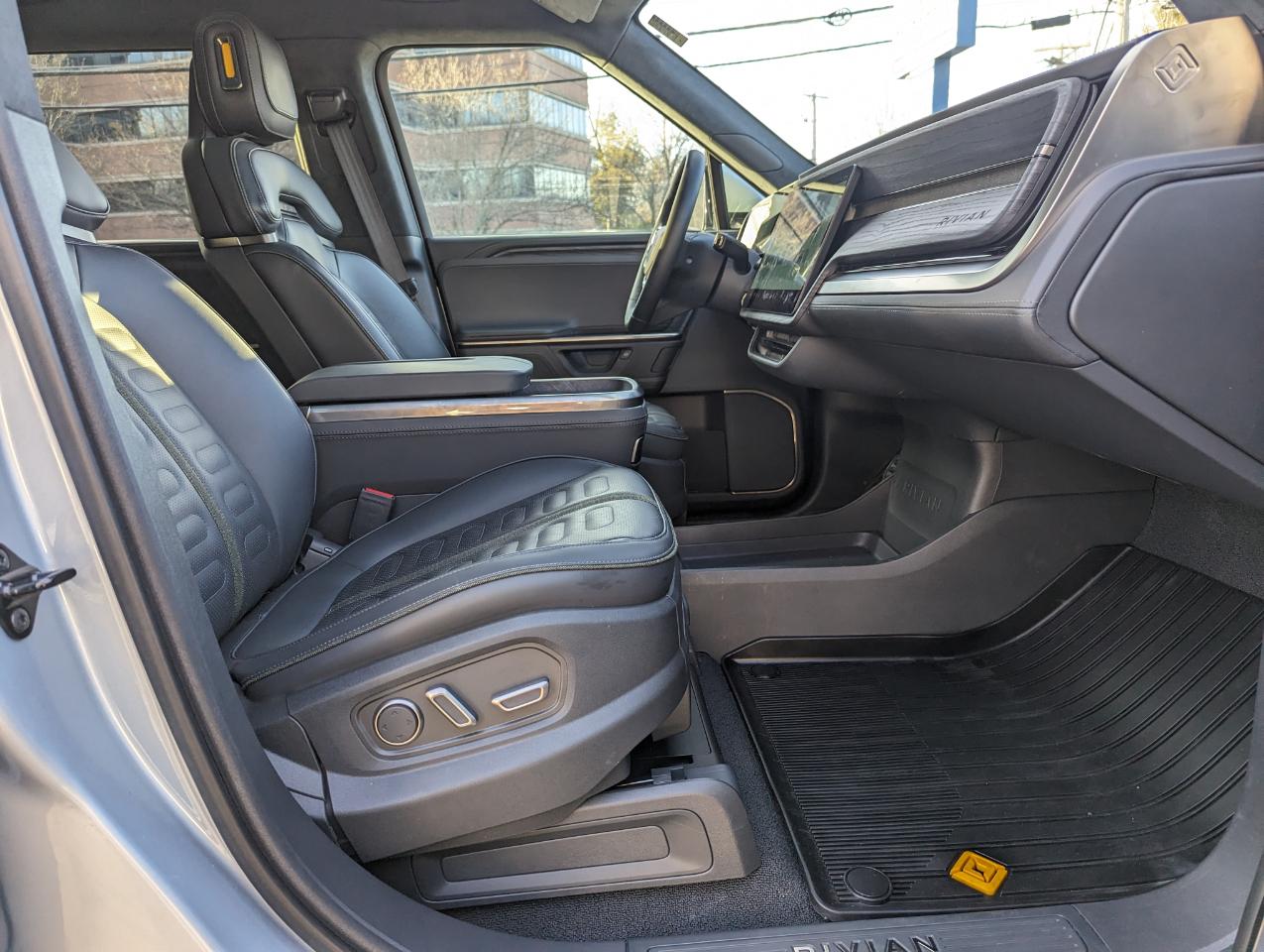 Rivian R1S Adventure Dual-Motor Max Pack 2025