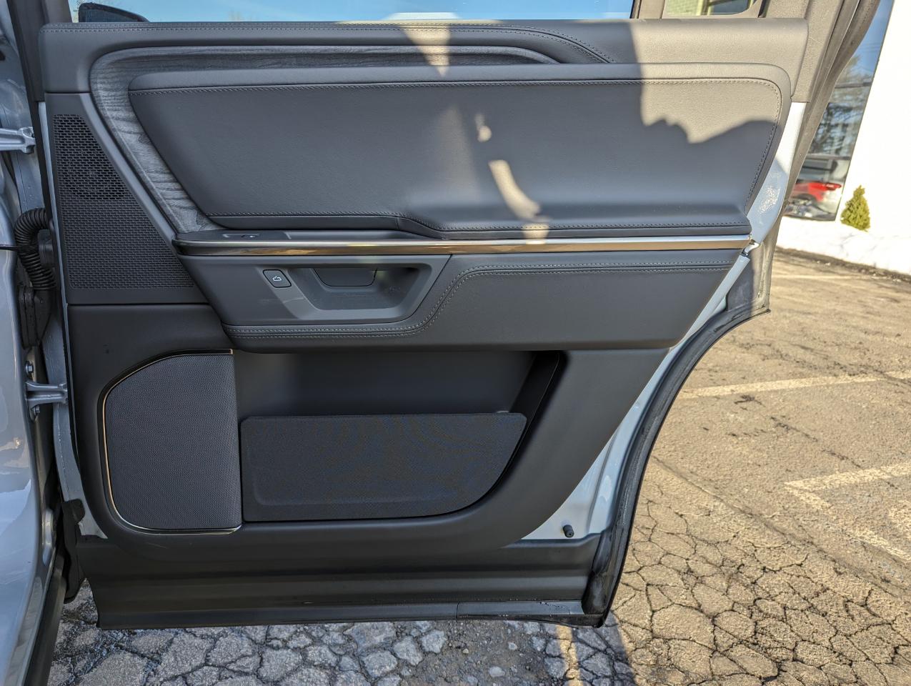 Rivian R1S Adventure Dual-Motor Max Pack 2025