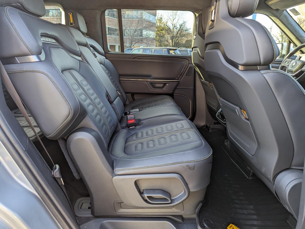 Rivian R1S Adventure Dual-Motor Max Pack 2025